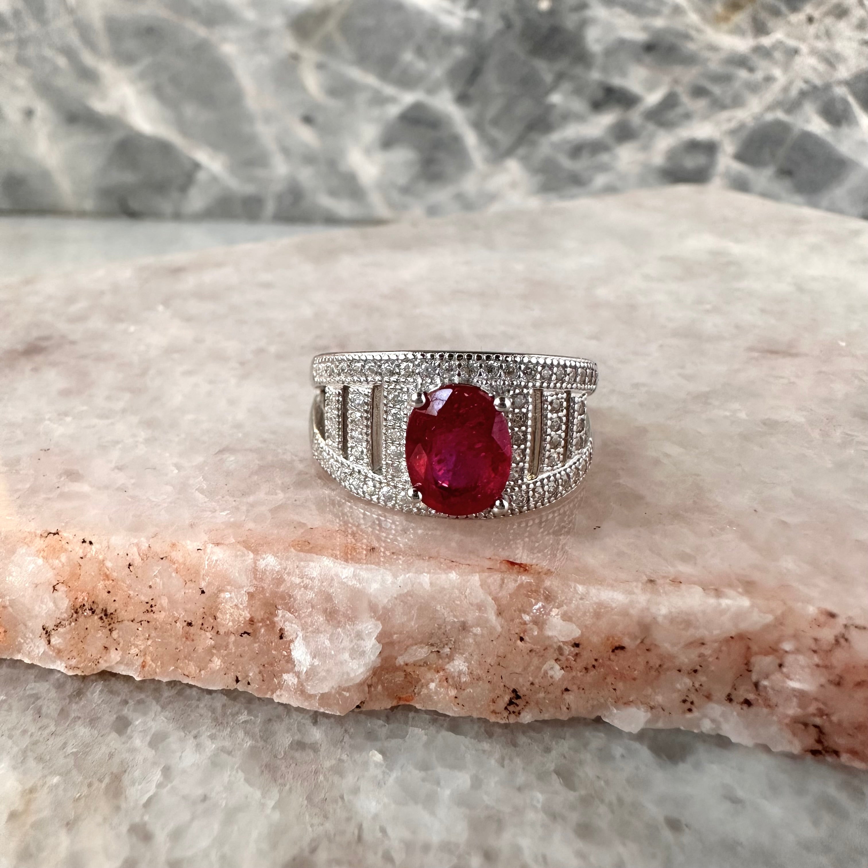 Anillo vintage de plata con rubí natural y circonias