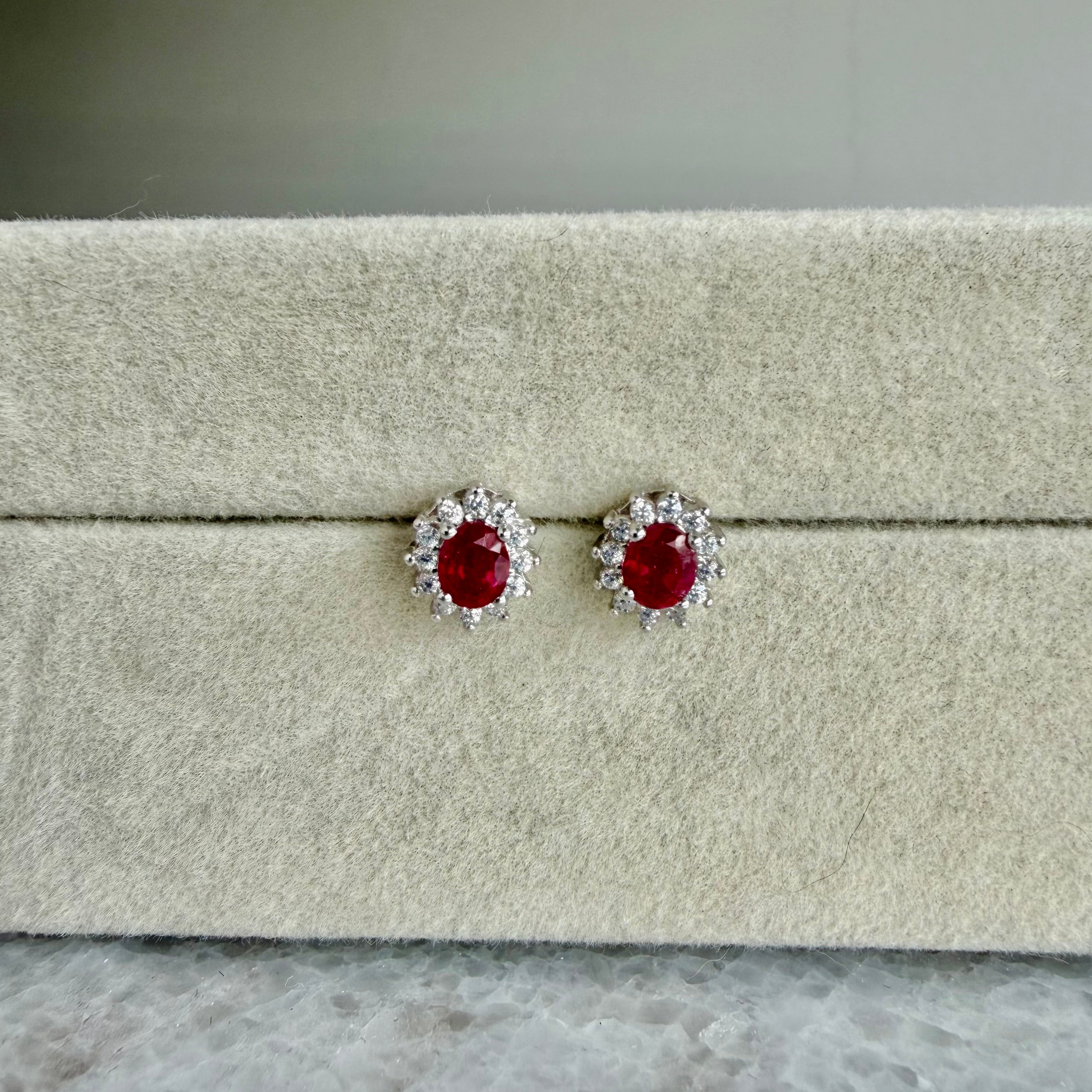 Aretes de plata con rubí natural oval y halo de circonias