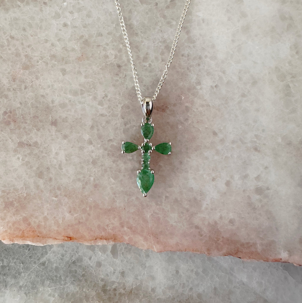 Collar de cruz de plata con esmeraldas naturales