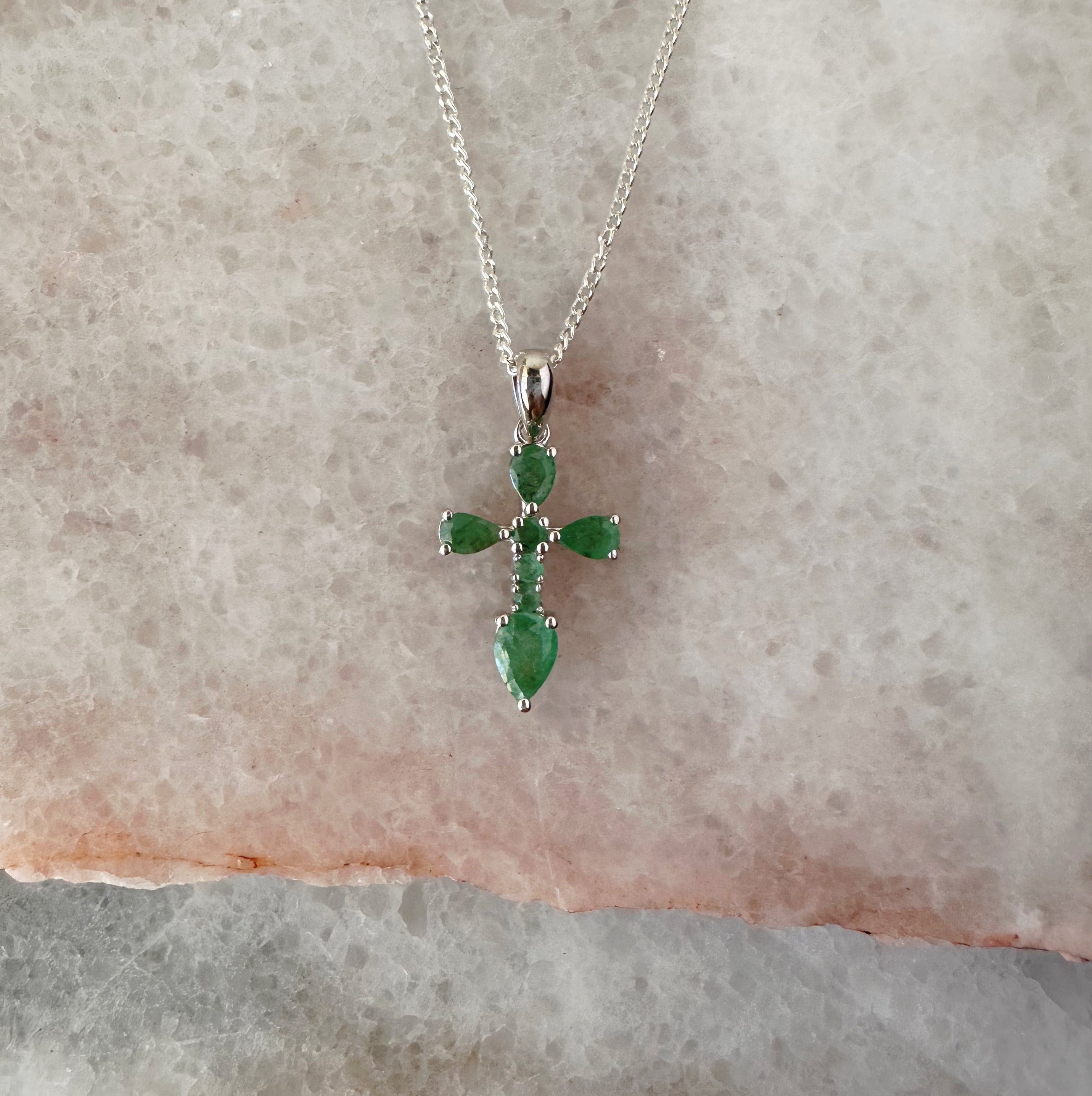 Collar de cruz de plata con esmeraldas naturales