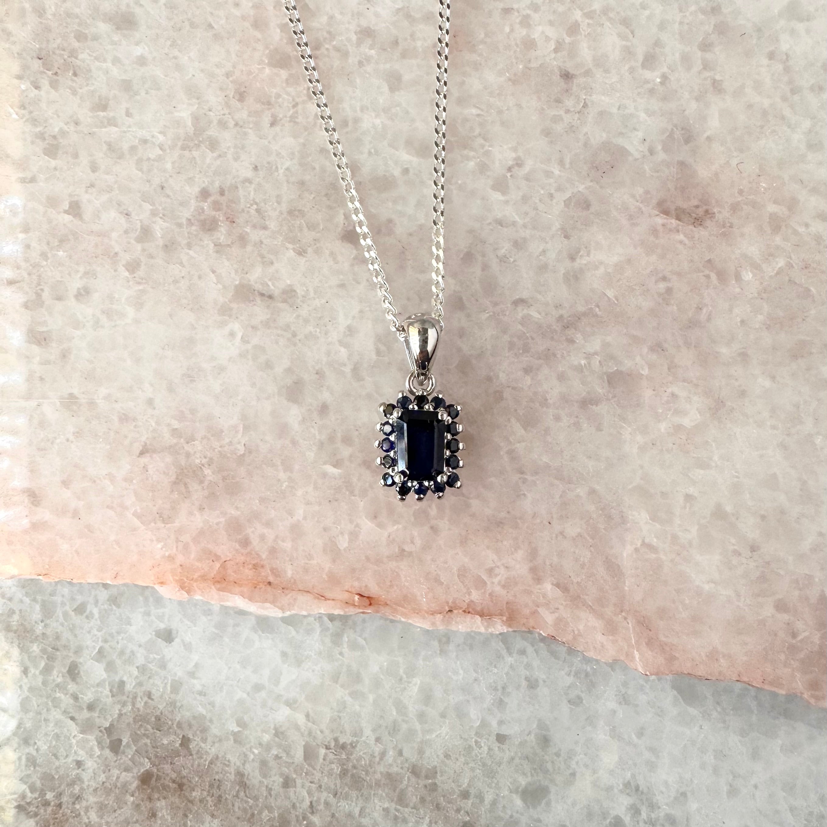 Collar de plata con zafiro natural baguette y halo de zafiros