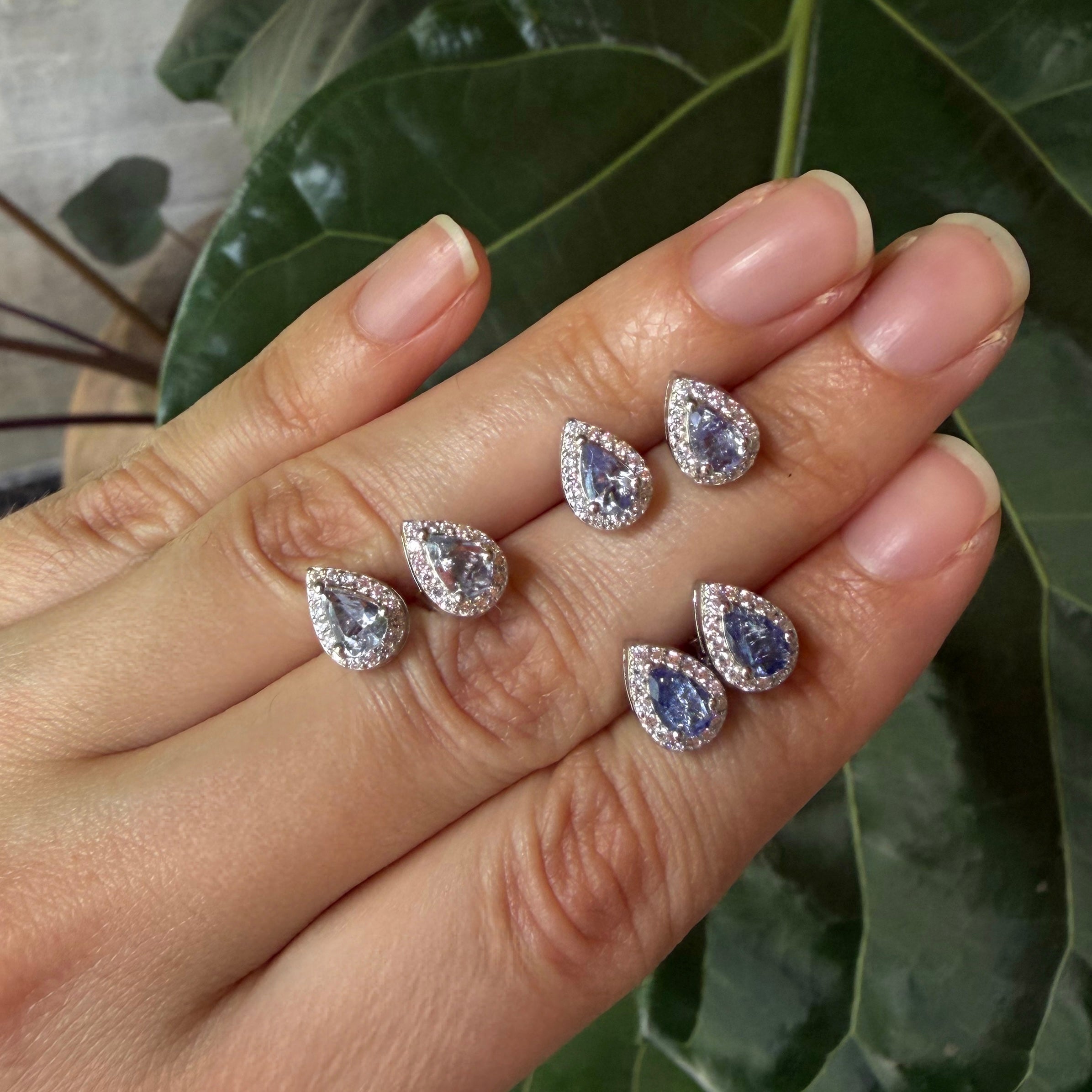 Aretes de plata con amatista lila natural drop y halo de circonias
