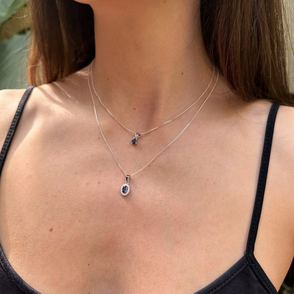 Collar de plata con zafiro natural oval con halo de circonias