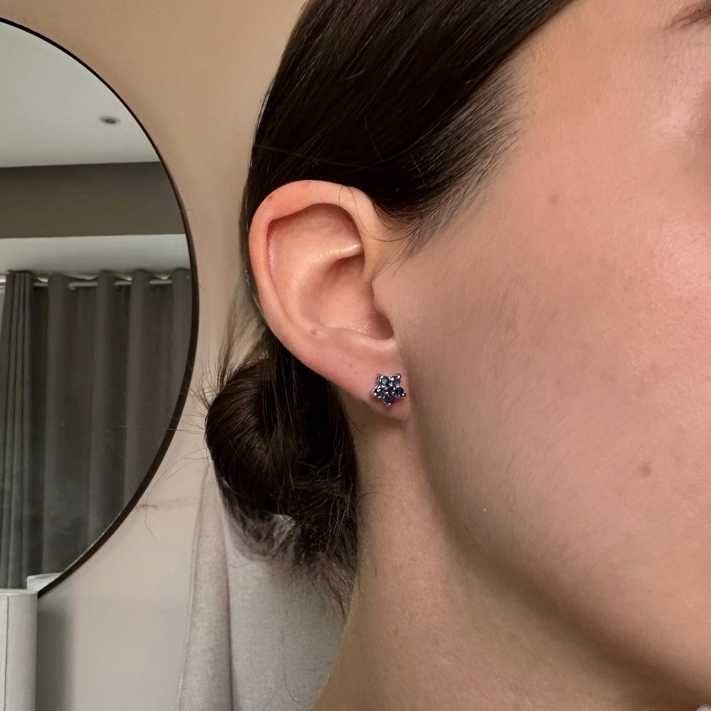 Aretes de plata con zafiro natural flor mini