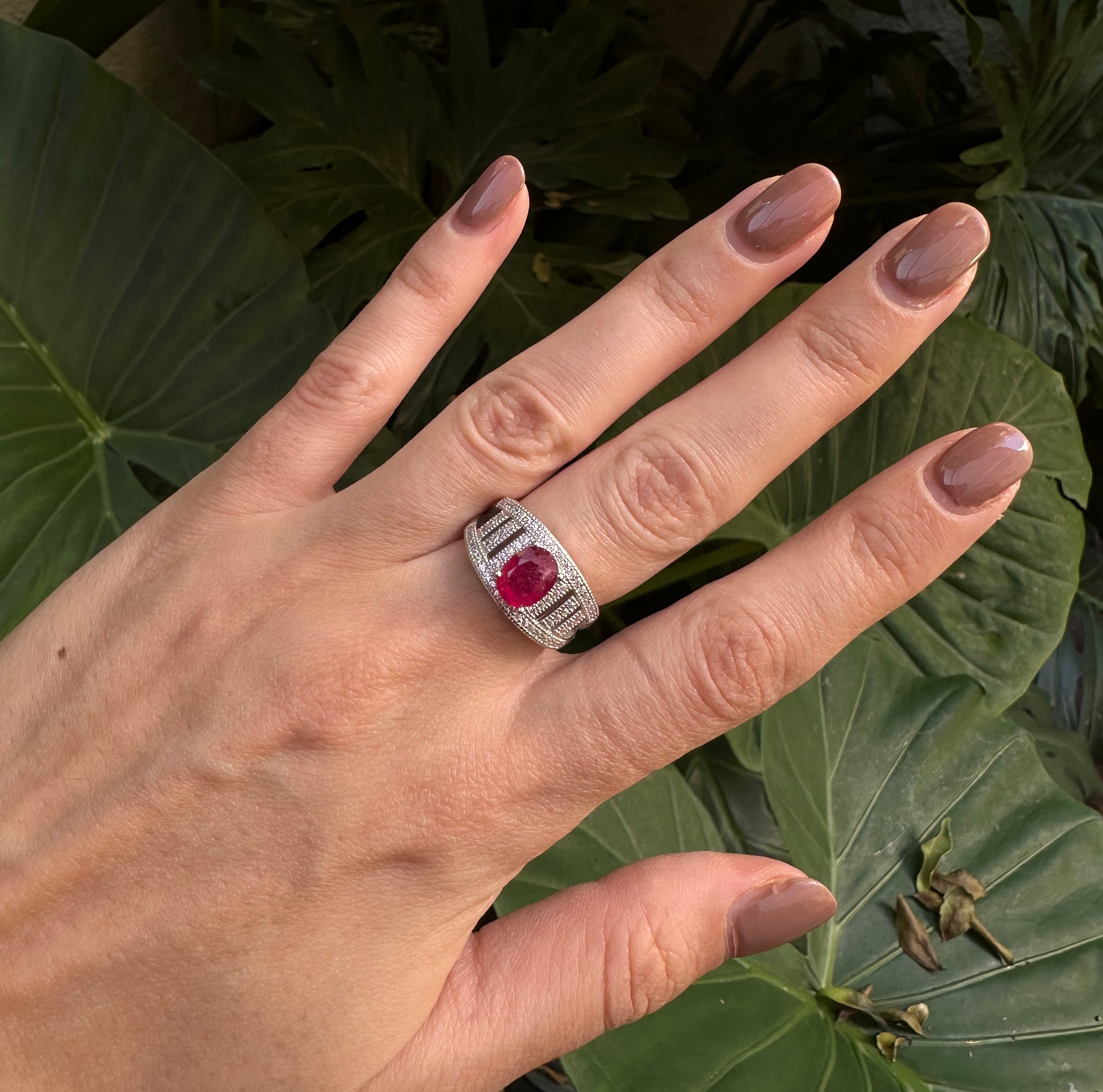 Anillo vintage de plata con rubí natural y circonias