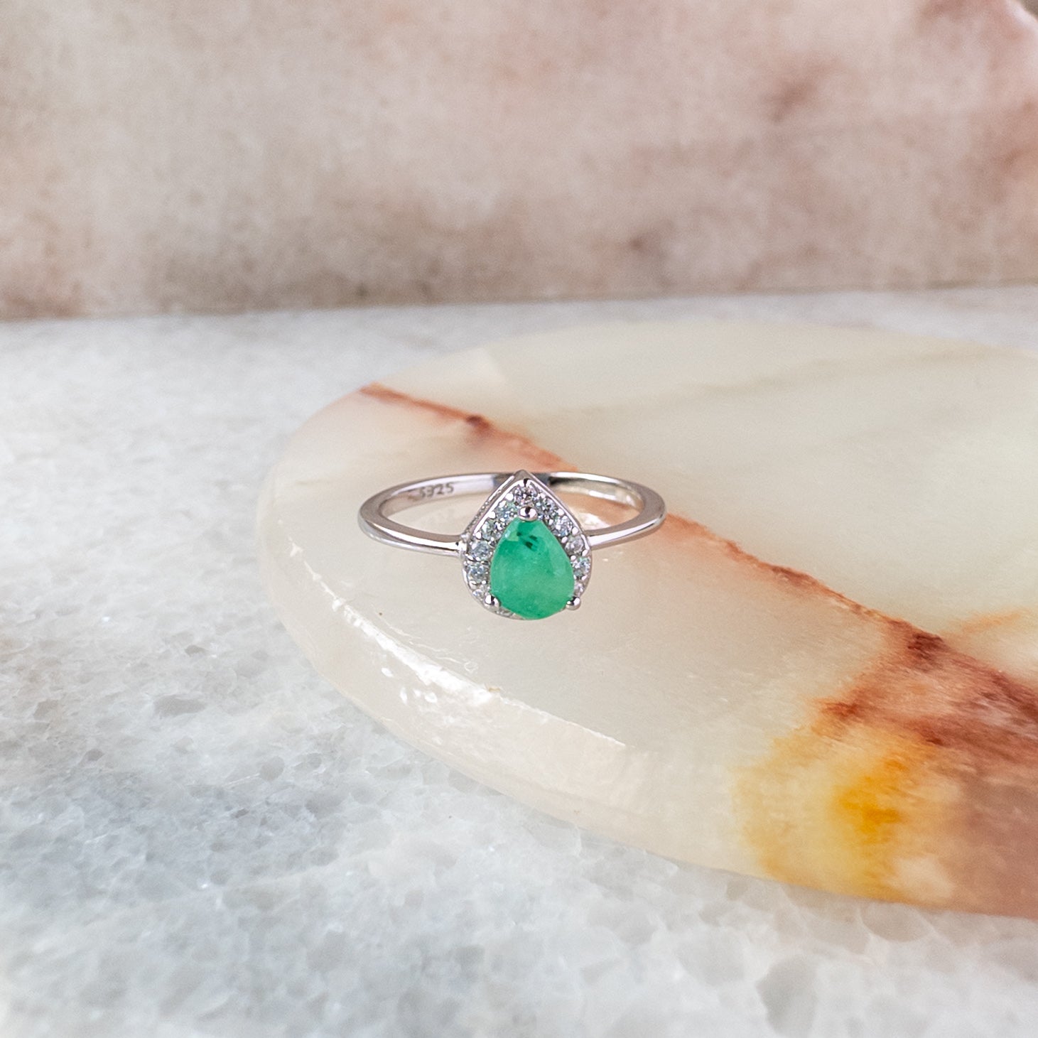 Anillo de plata en forma de gota con esmeralda natural y halo de circonias