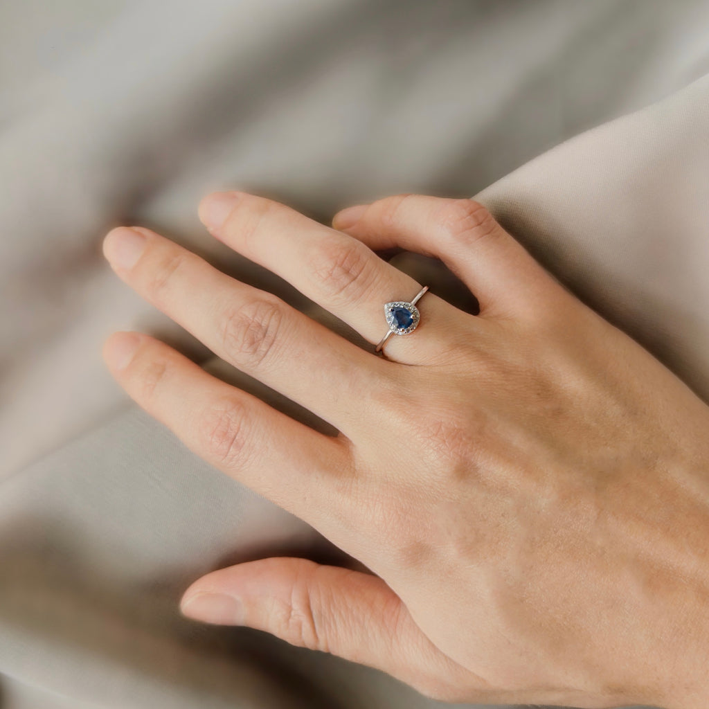 Anillo de plata en forma de gota con zafiro natural y halo de circonias