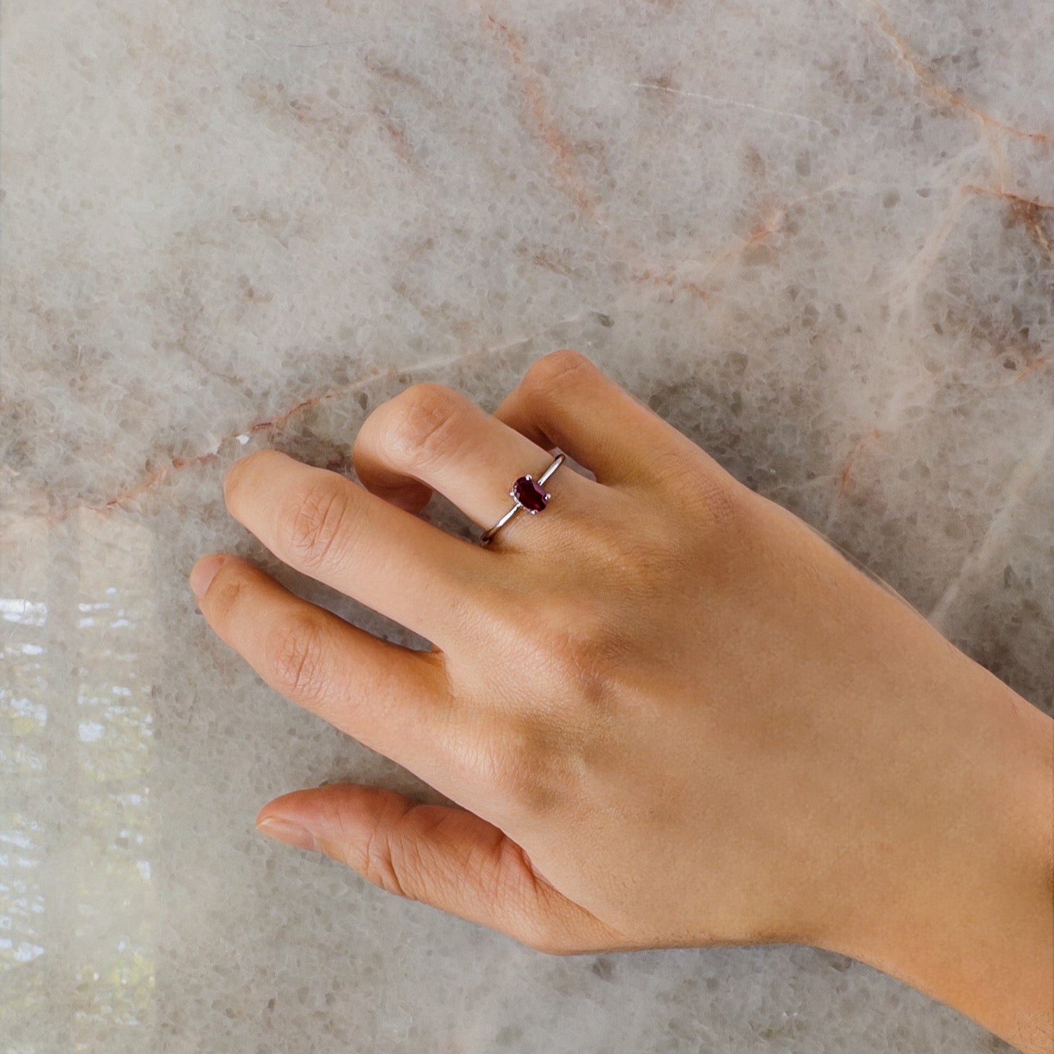 Anillo solitario de plata en forma oval con rubí natural