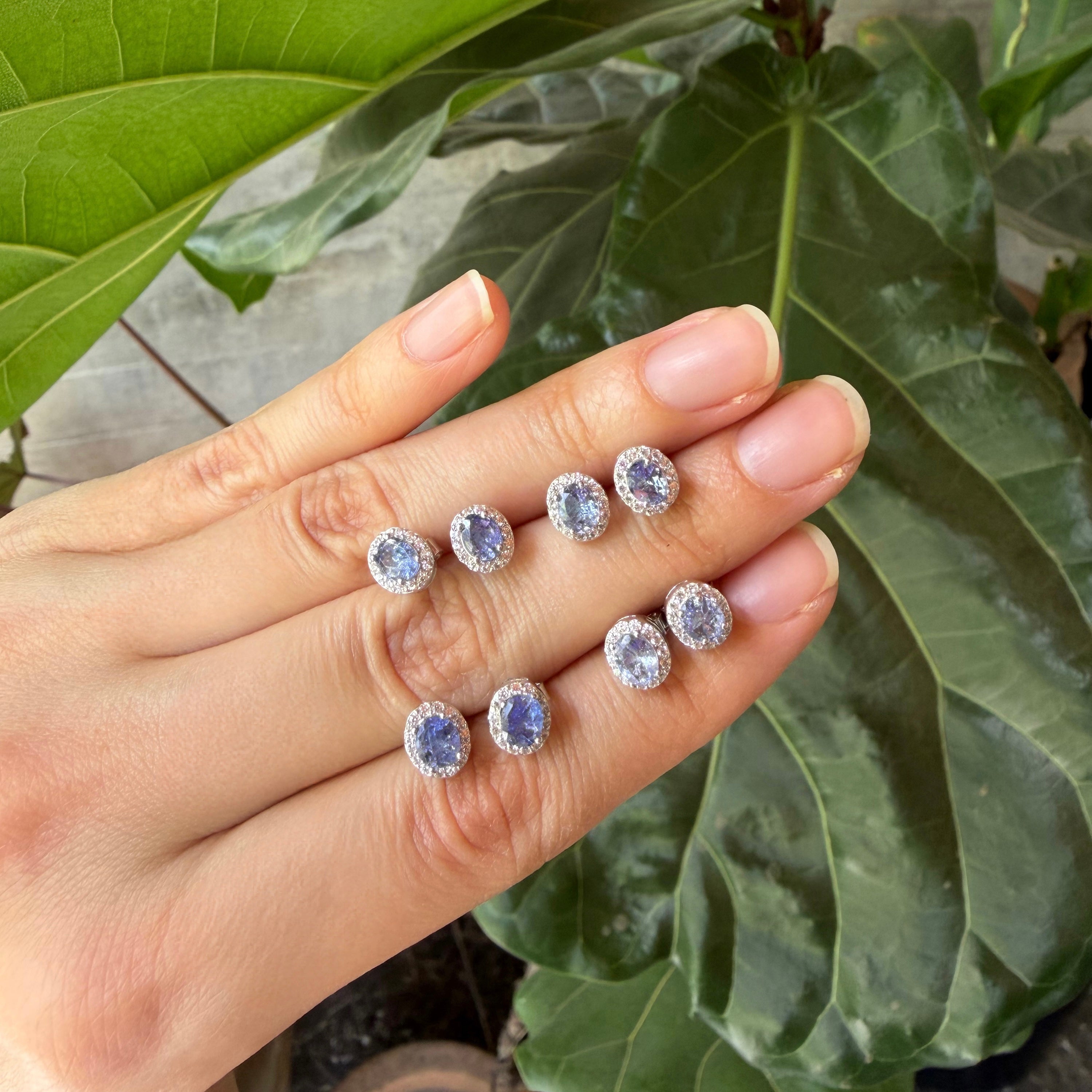 Aretes chicos de plata con amatista lila natural oval y halo de circonias