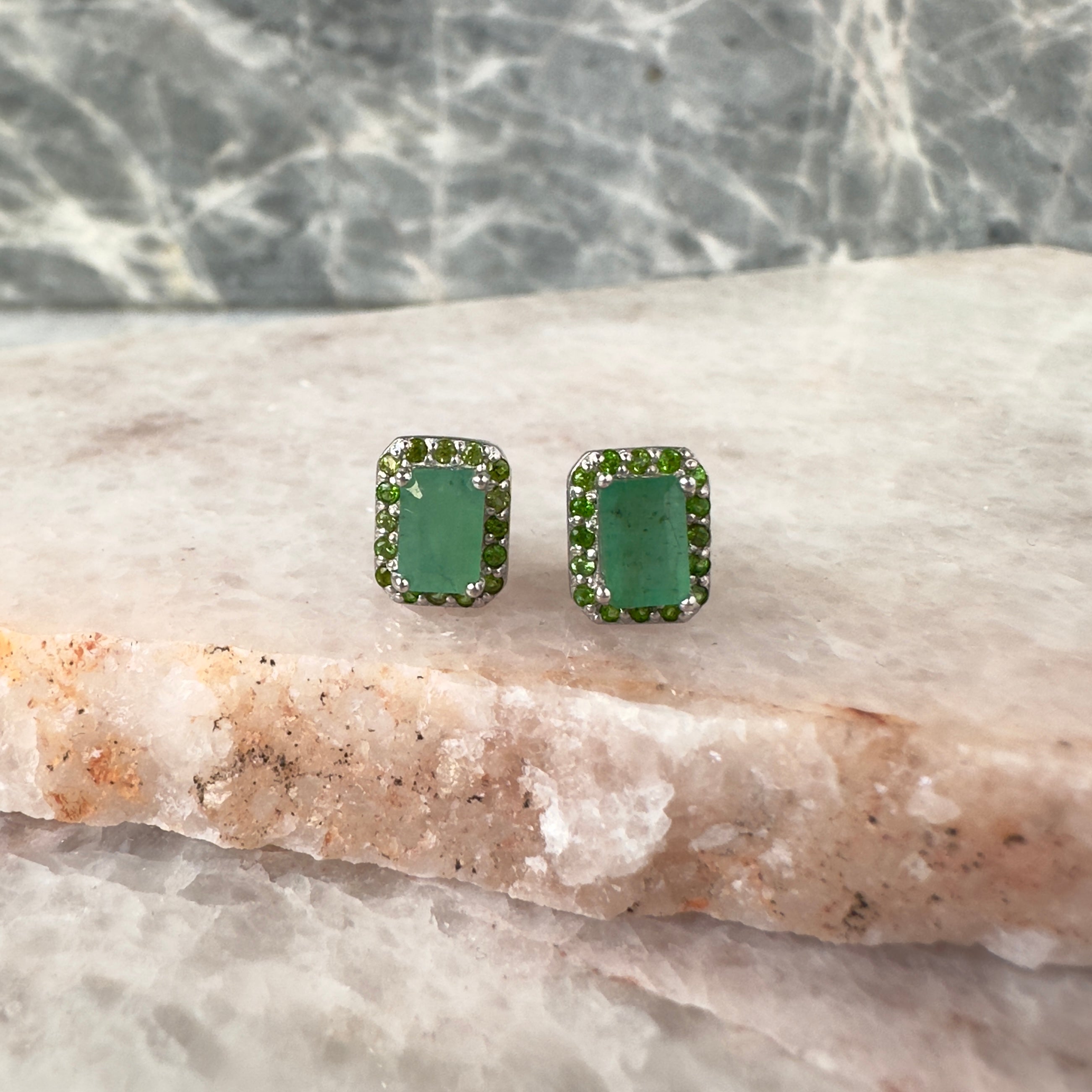 Aretes de esmeralda natural con halo de circonias verdes