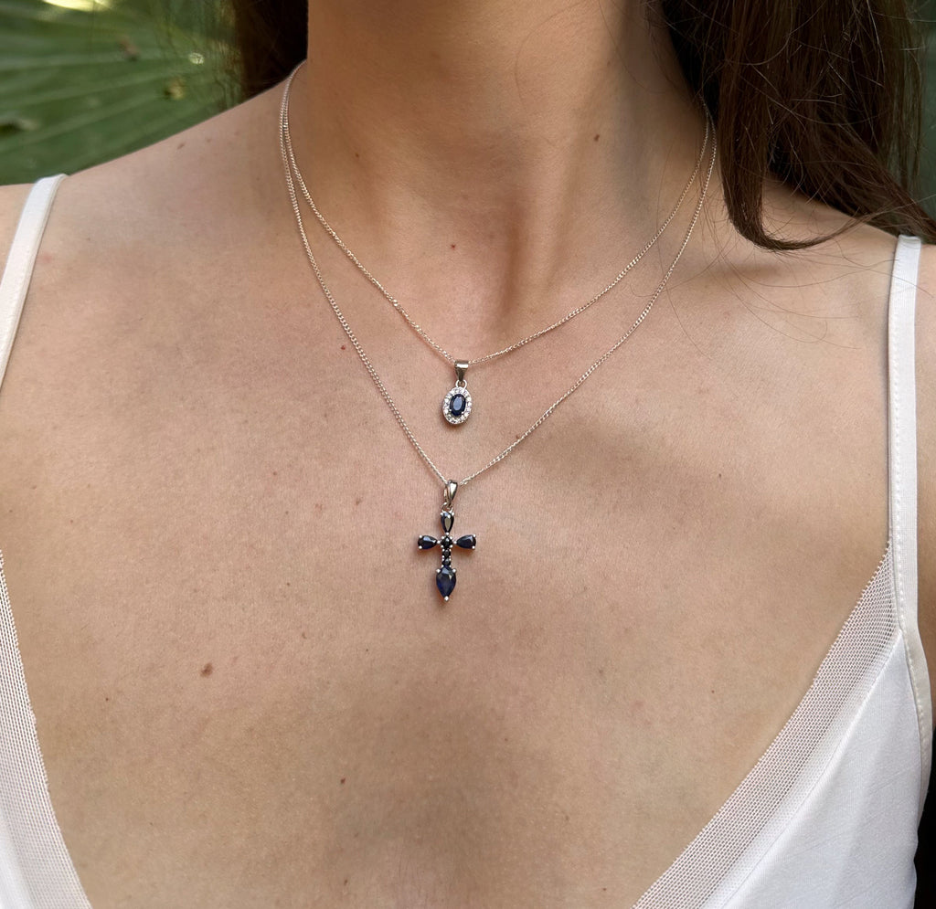 Collar de cruz de plata con zafiros naturales