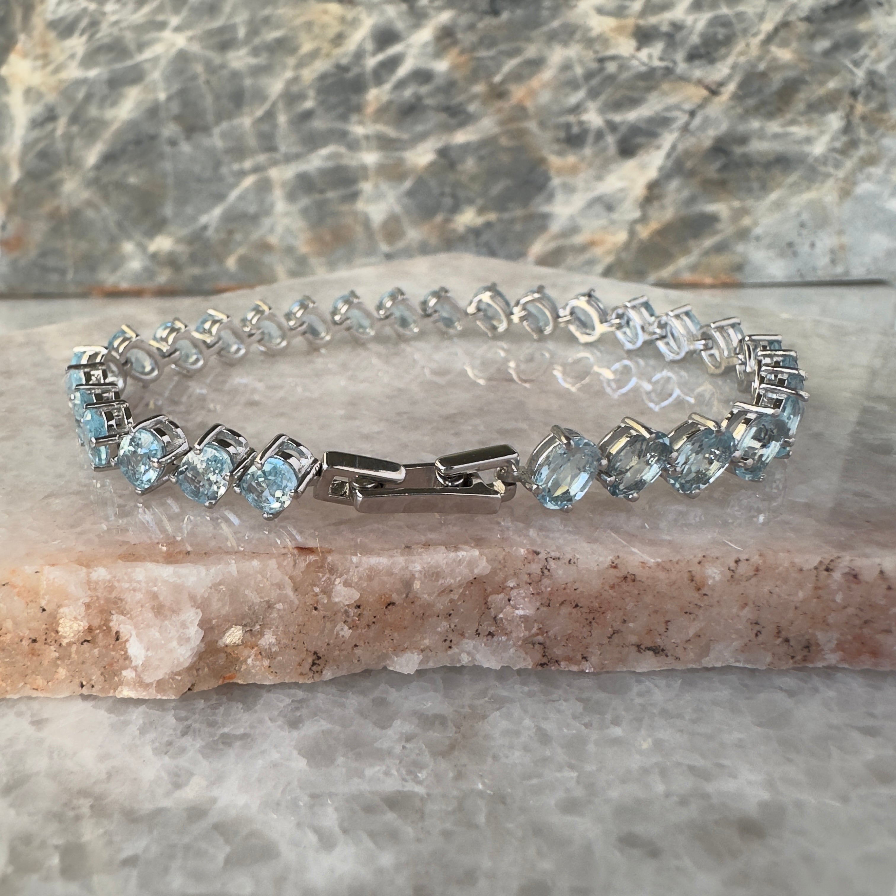 Pulsera de plata con topacio azul natural