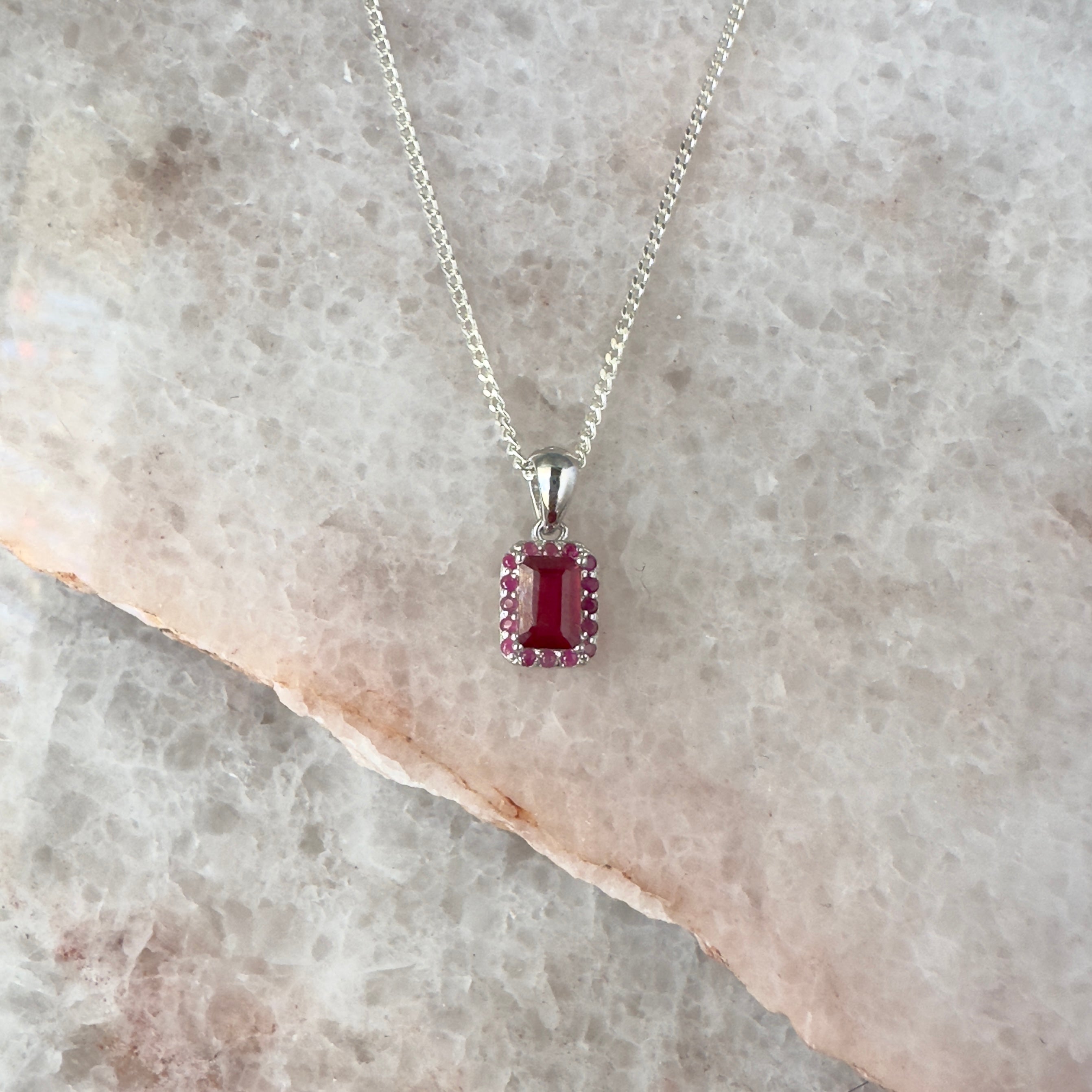 Collar de plata con rubí natural baguette y halo de rubíes
