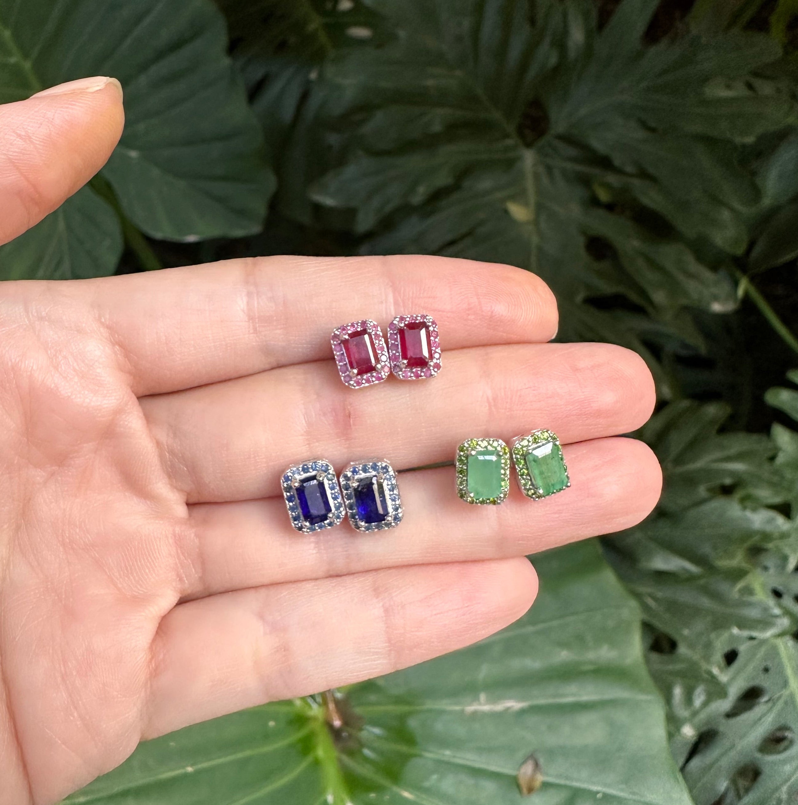 Aretes de esmeralda natural con halo de circonias verdes