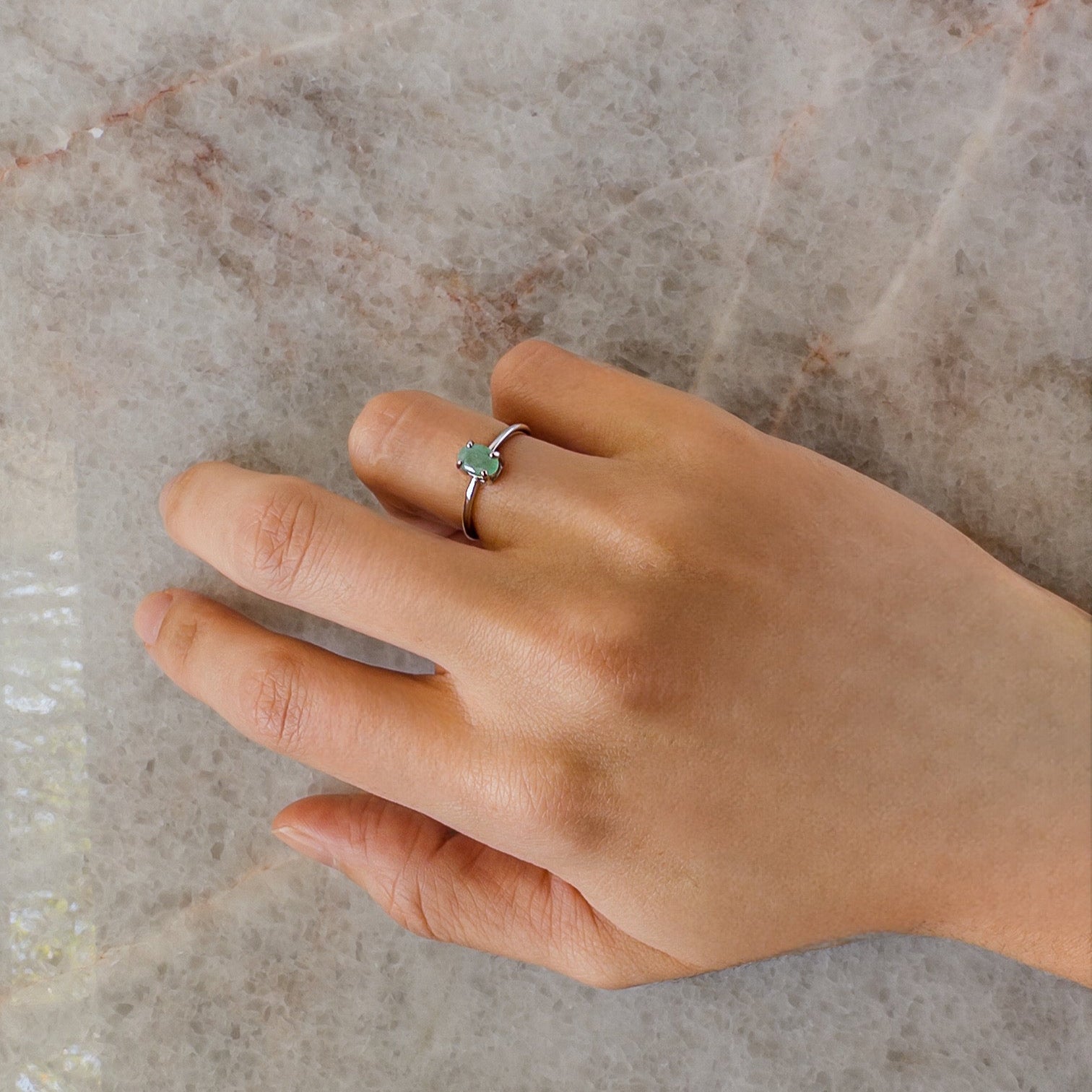 Anillo solitario de plata en forma oval con esmeralda natural