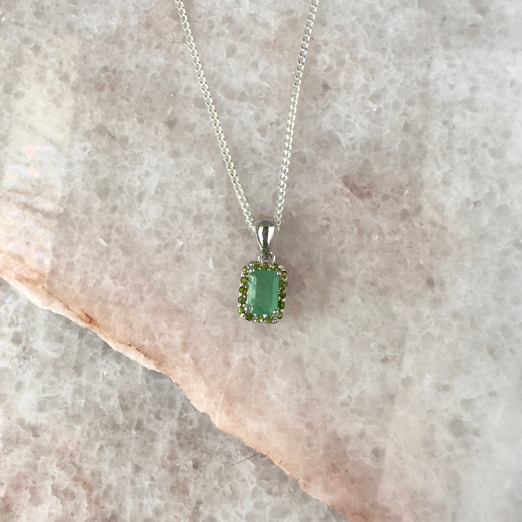Collar de plata con esmeralda natural baguette y halo de circonias verdes