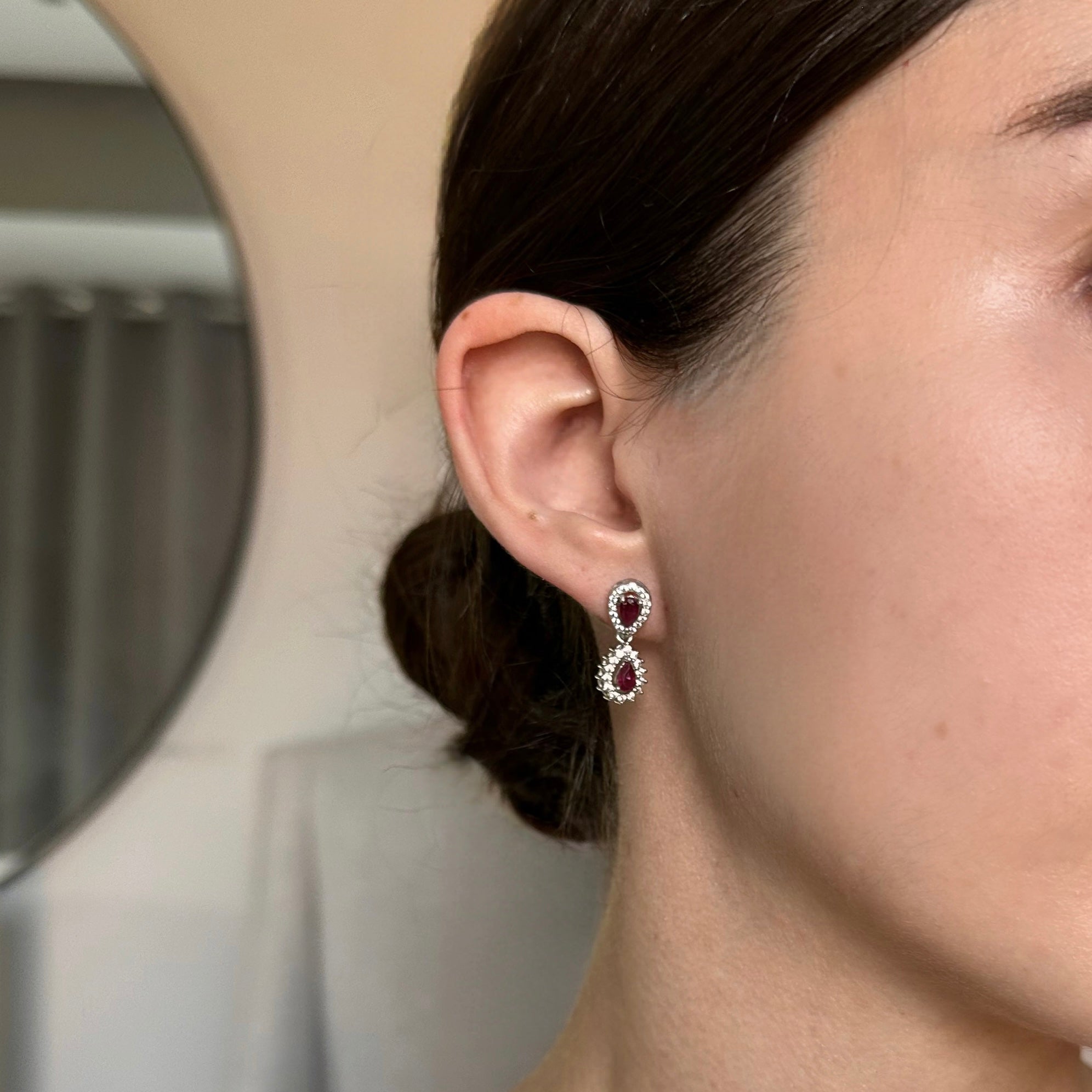 Aretes de plata con rubí natural doble gota y halo de circonias