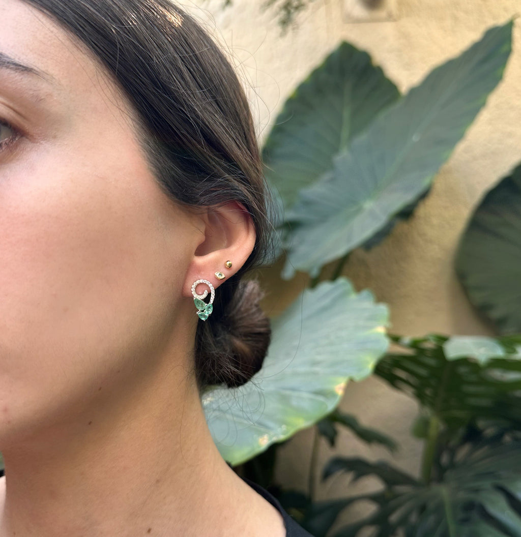 Aretes plata espiral de cz con esmeralda natural
