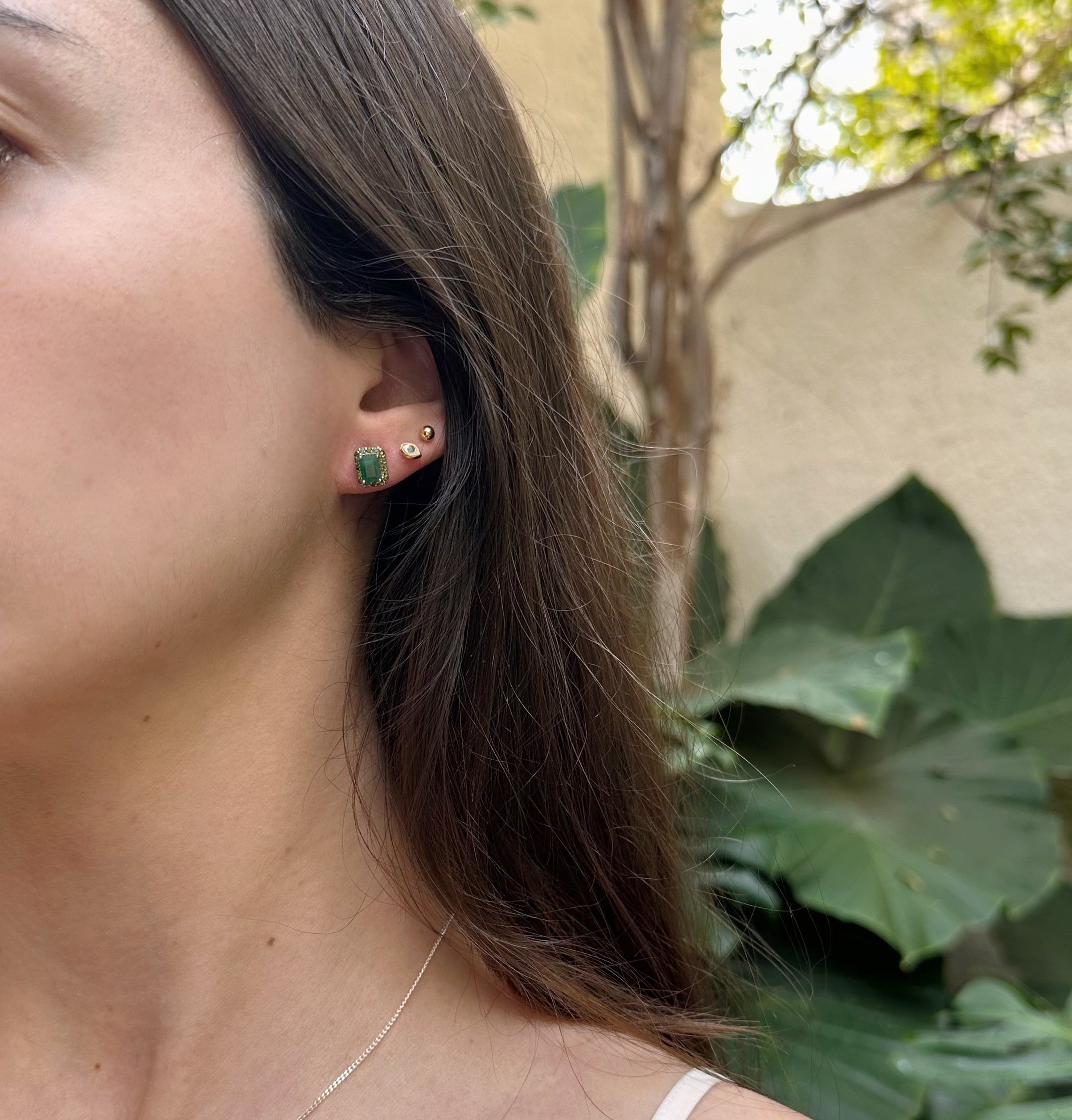 Aretes de esmeralda natural con halo de circonias verdes