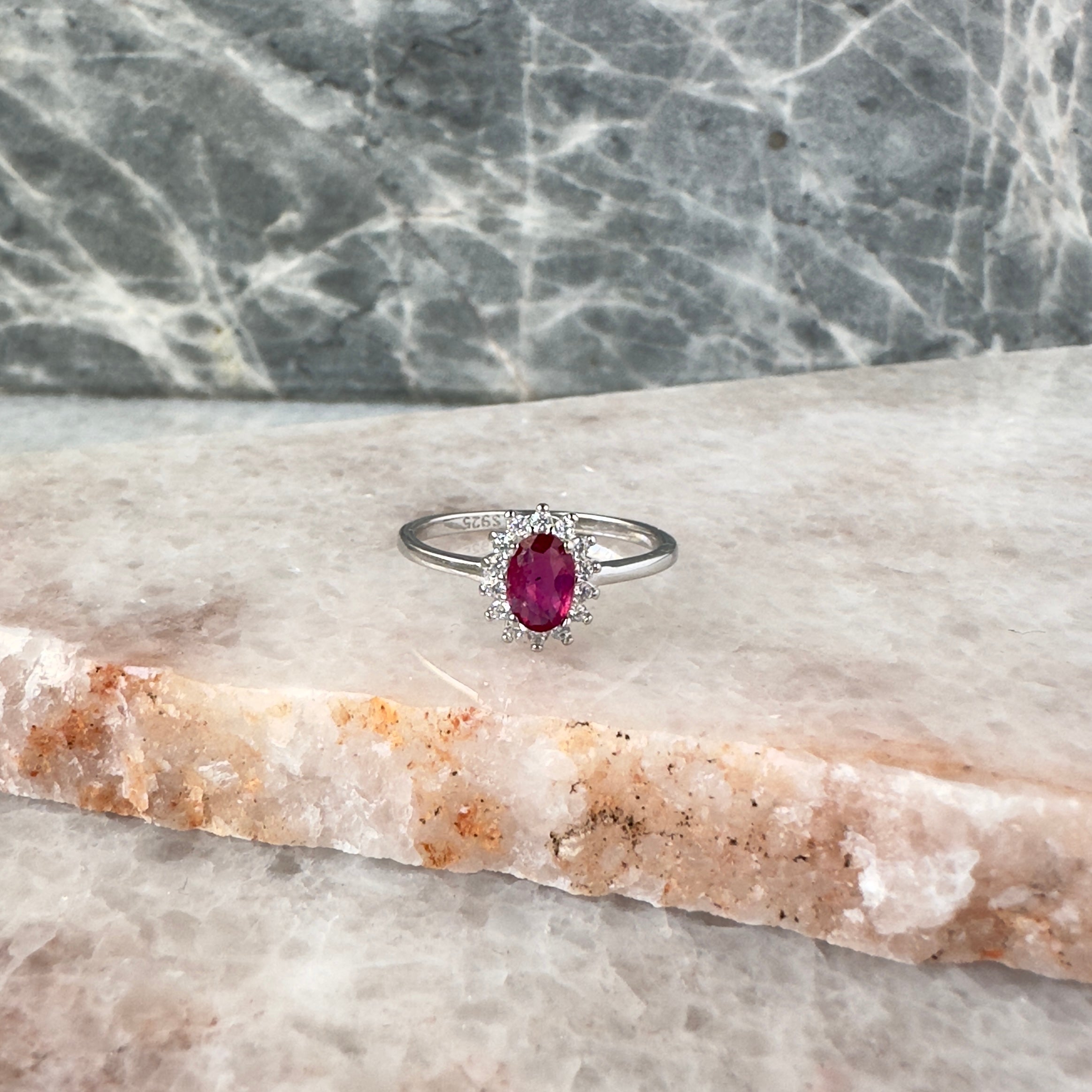 Anillo de plata con rubí natural y halo de circonias