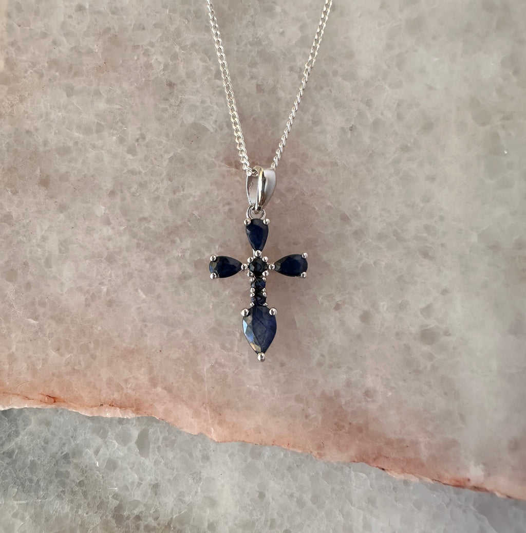 Collar de cruz de plata con zafiros naturales