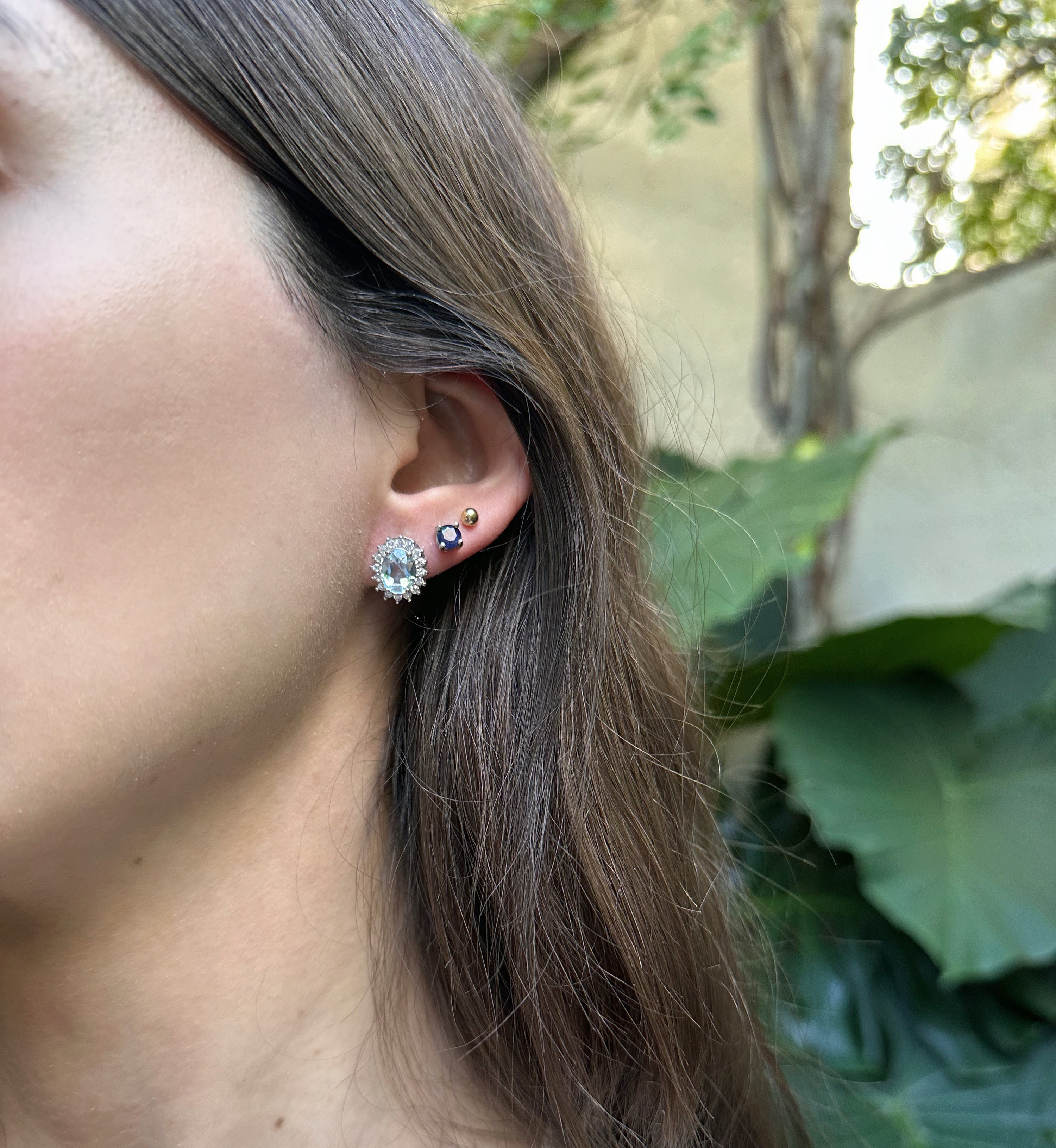 Aretes de plata con topacio azul natural y halo de circonias