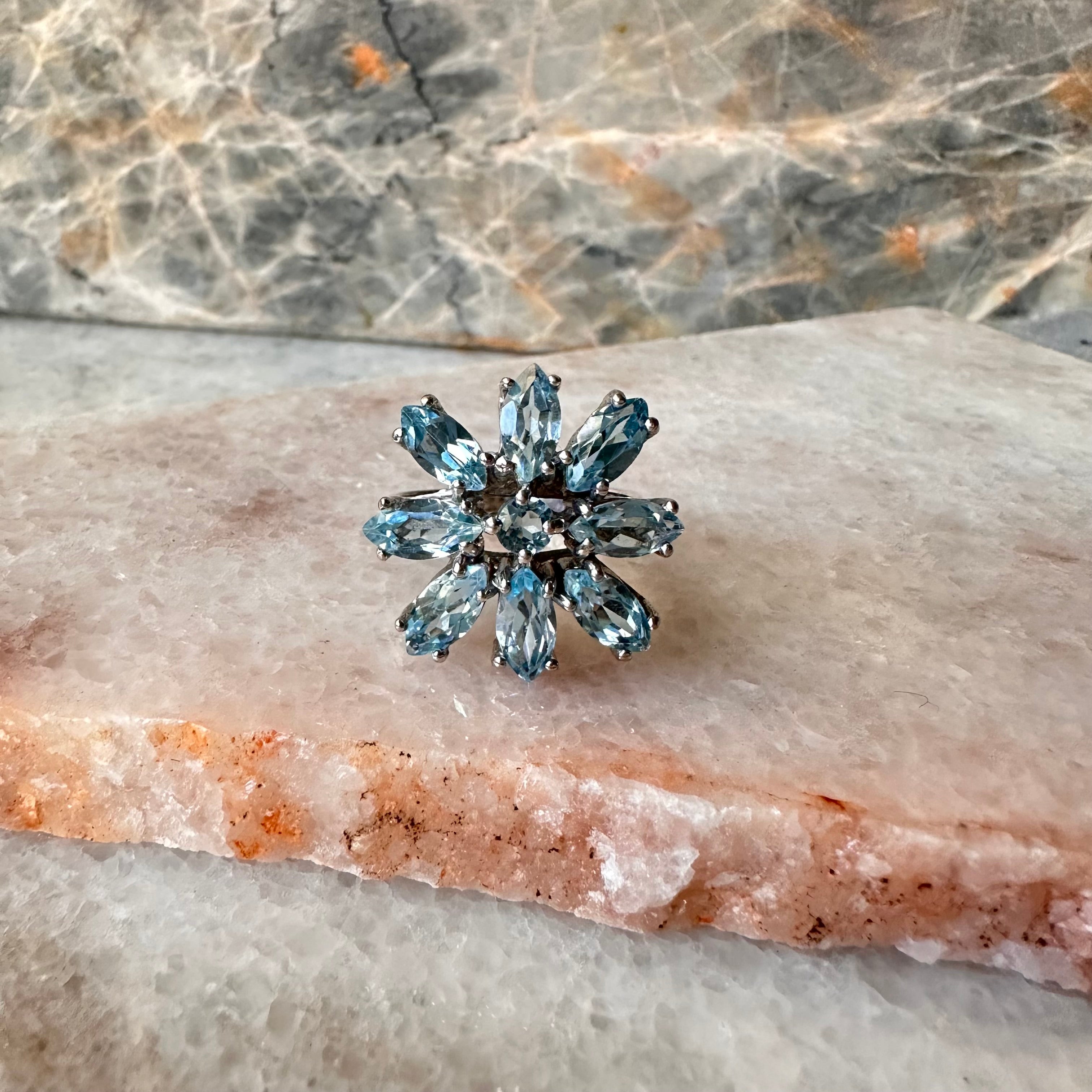 Anillo flor de plata con aguamarina