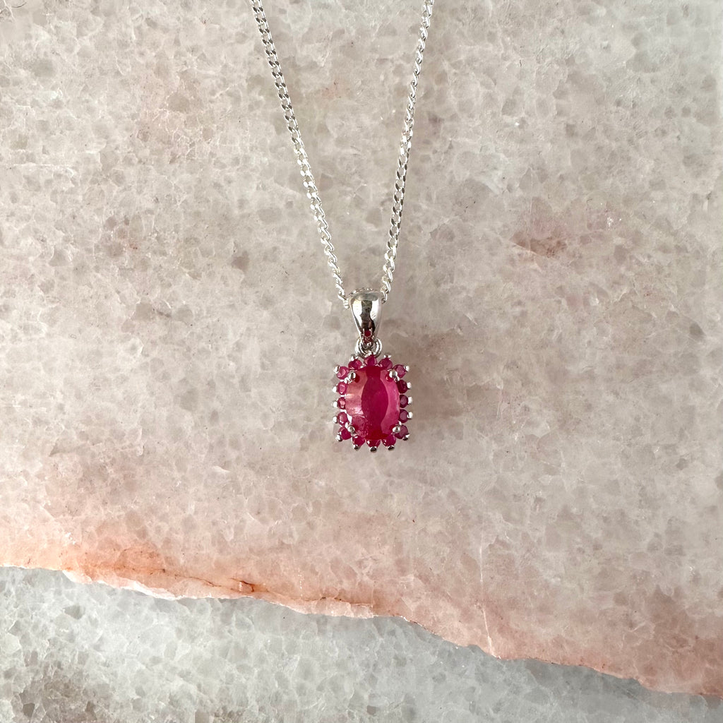 Collar de plata con rubí natural oval y halo de rubíes