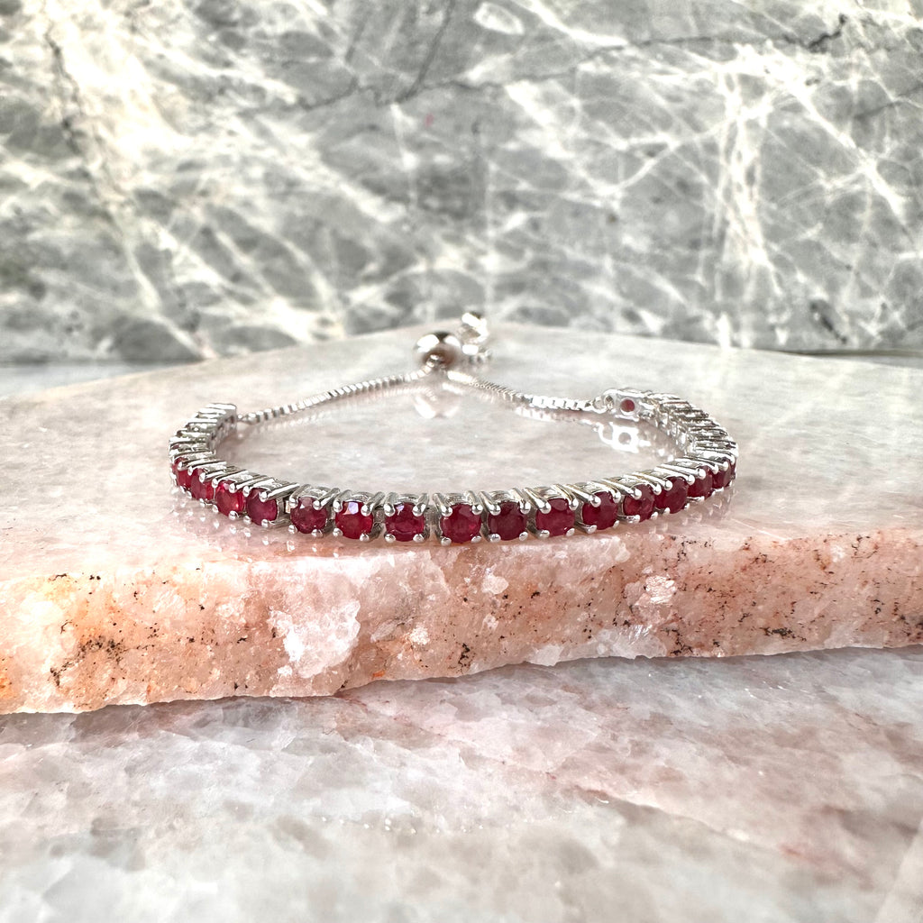 Pulsera tenis de plata ajustable con rubíes natural en forma redonda