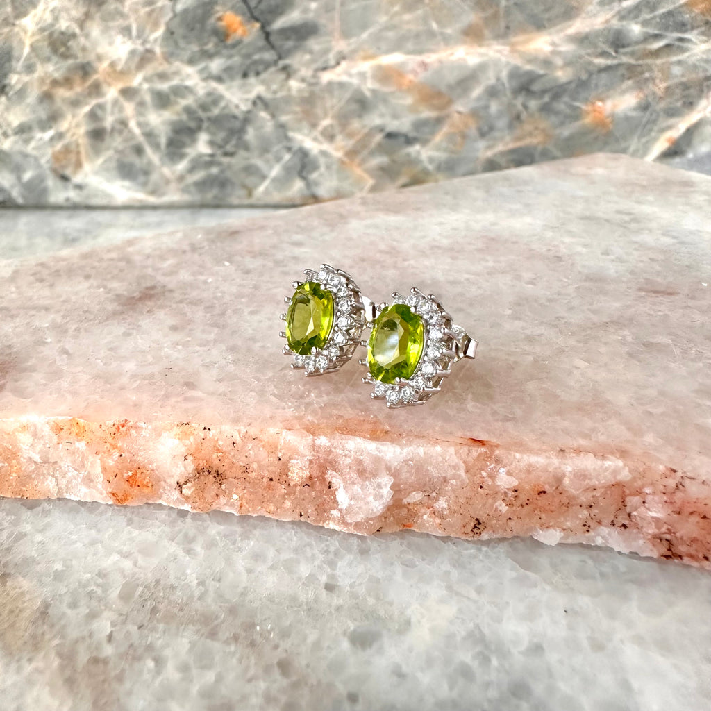 Aretes de plata con peridoto natural y halo de circonias