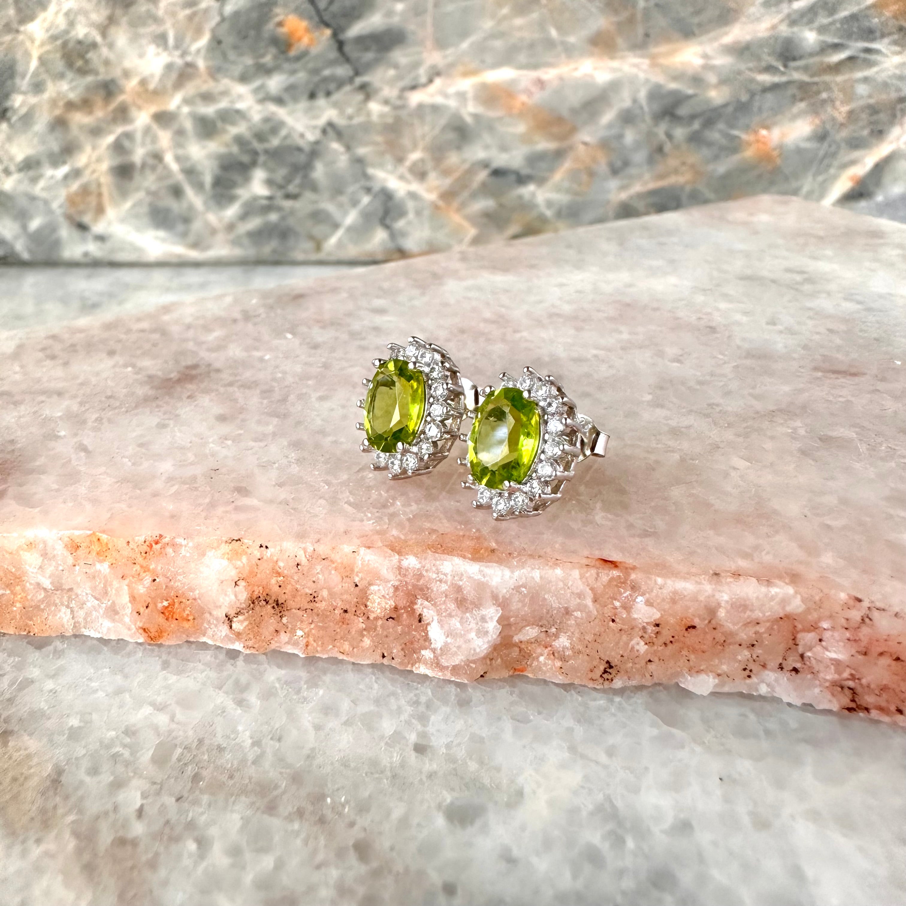 Aretes de plata con peridoto natural y halo de circonias