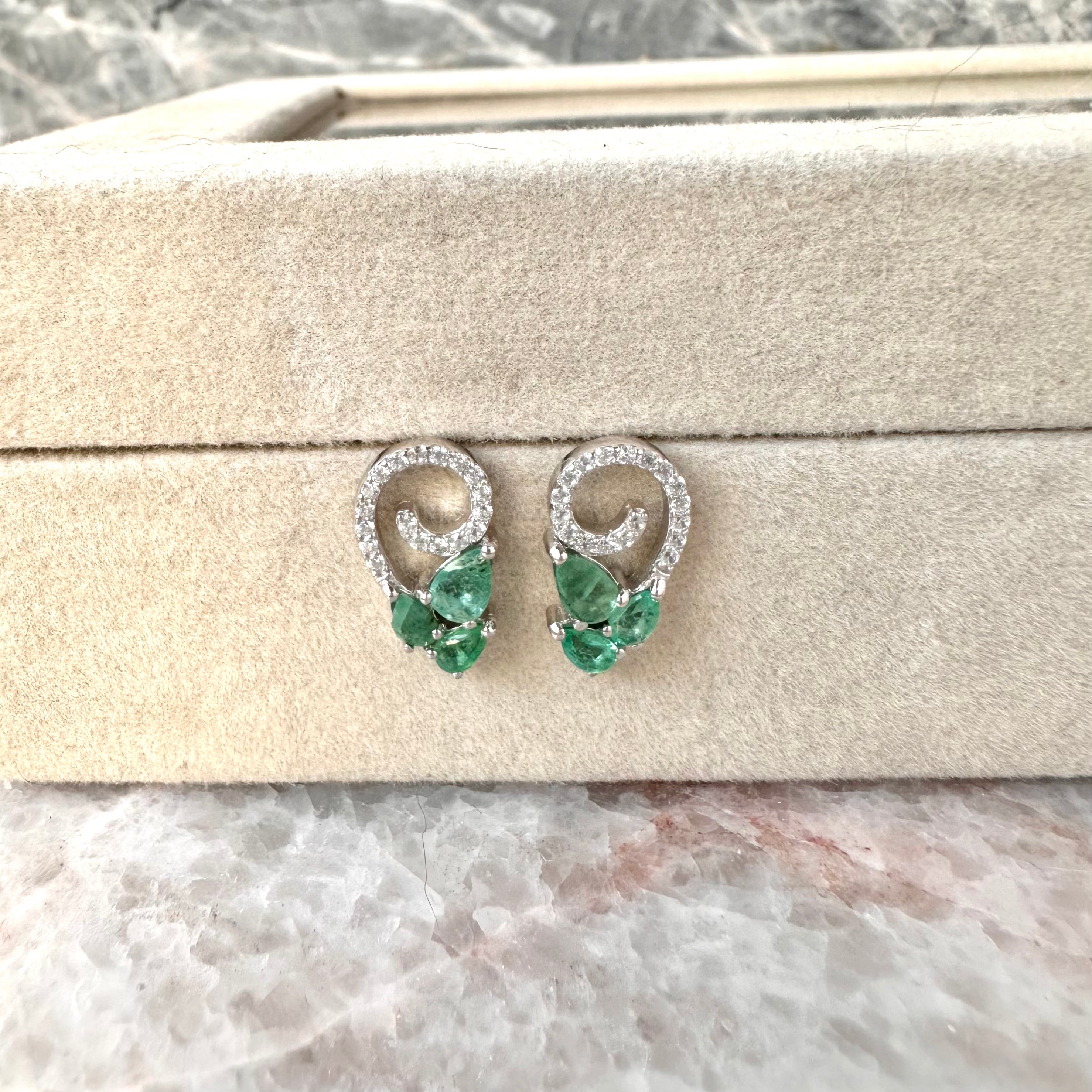 Aretes plata espiral de cz con esmeralda natural