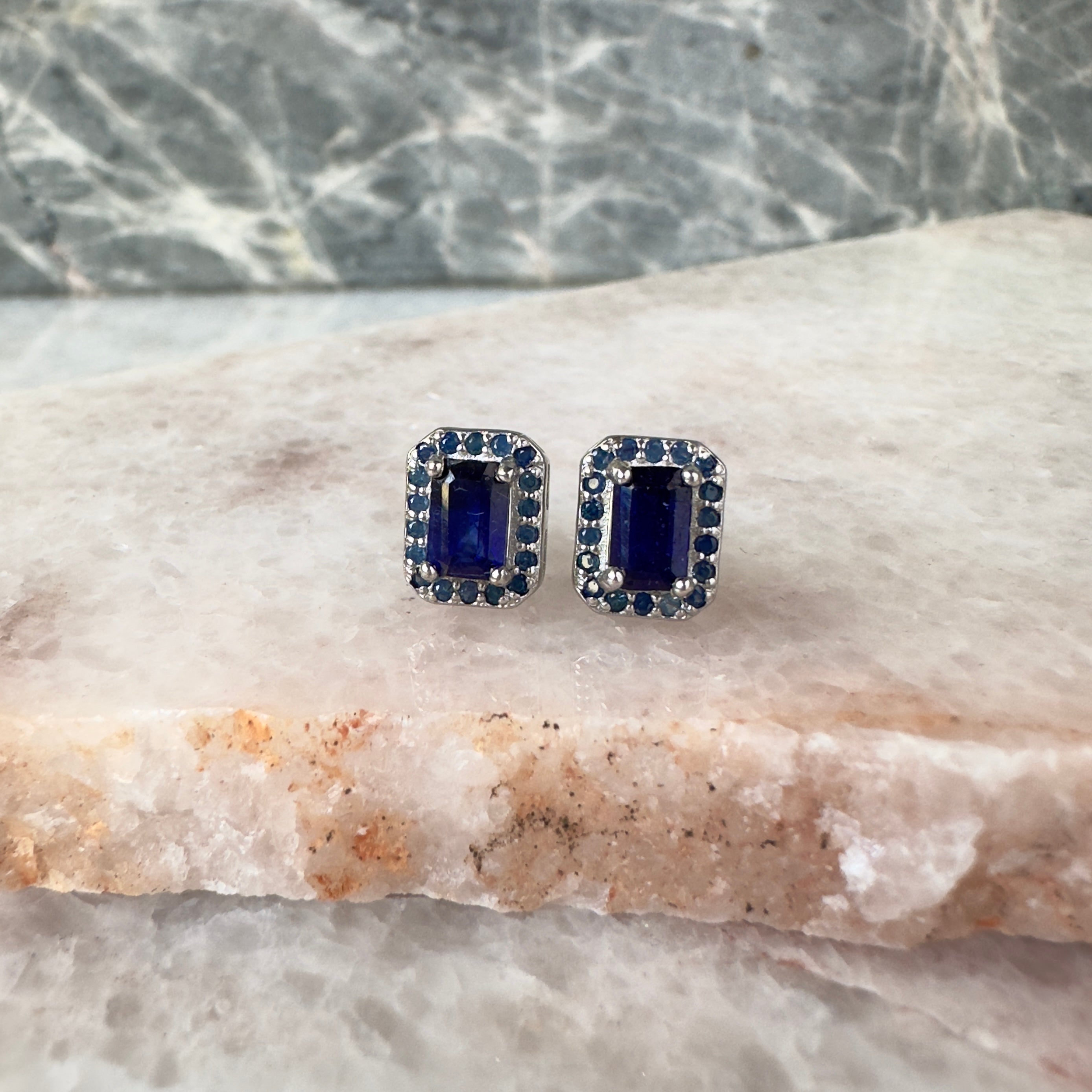 Aretes de plata con zafiro natural baguette y halo de zafiros