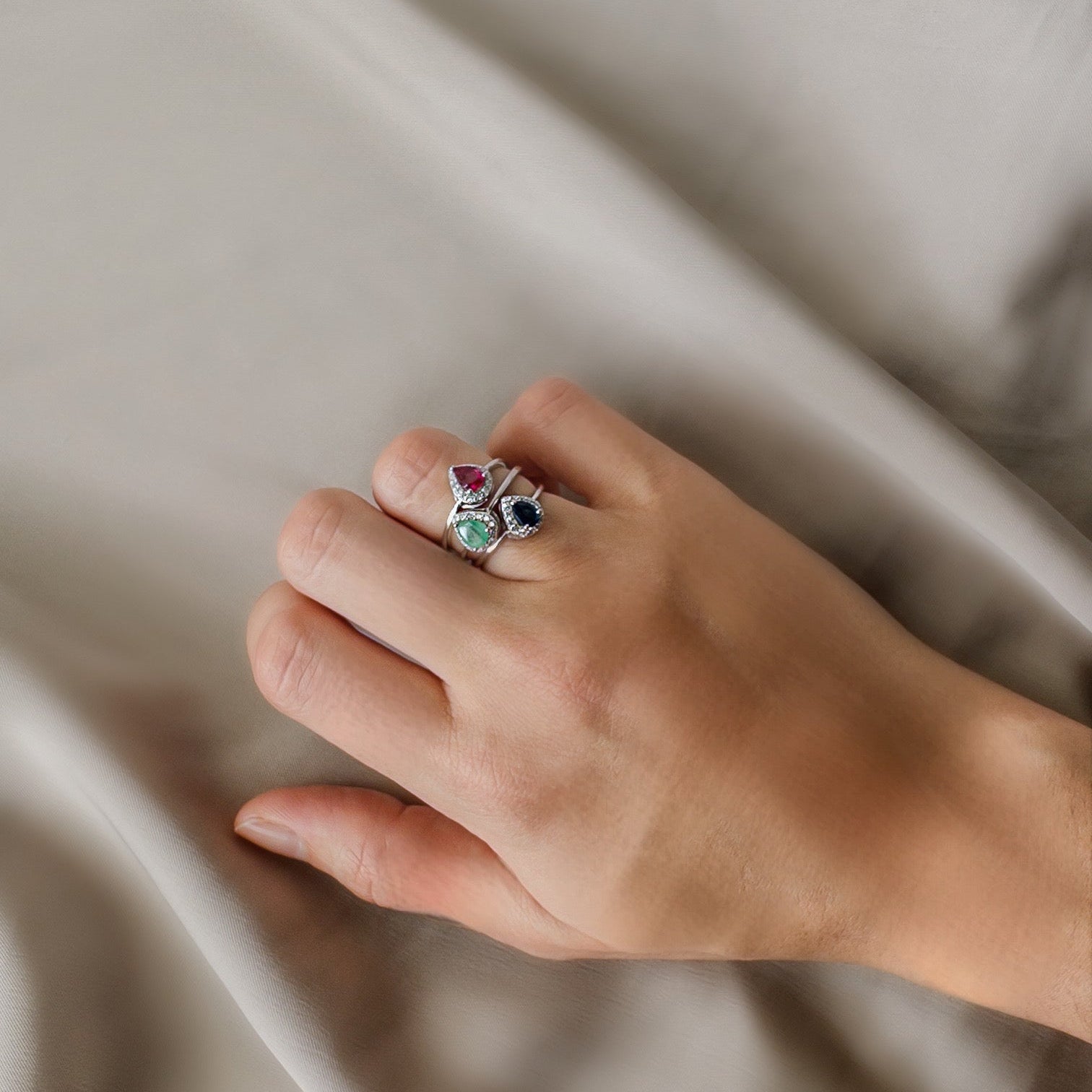 Anillo de plata en forma de gota con zafiro natural y halo de circonias