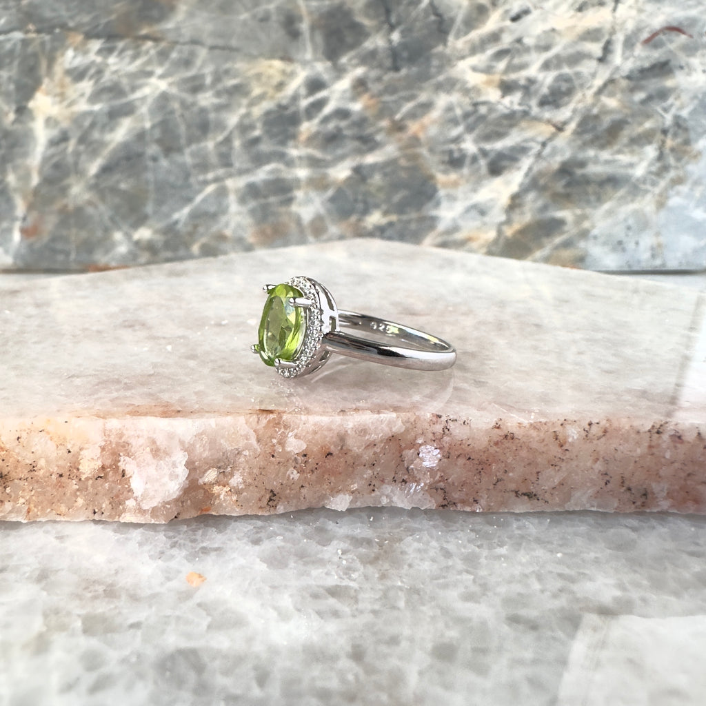 Anillo de plata con peridoto natural y circonias