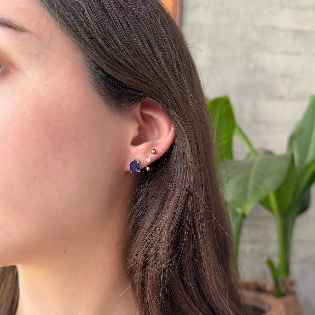 Aretes oval de plata con zafiro natural