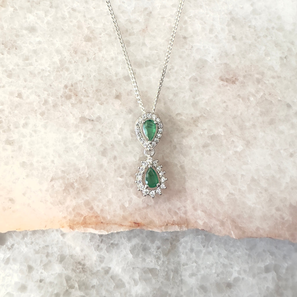 Collar de plata con esmeraldas naturales doble gota con halo de circonias