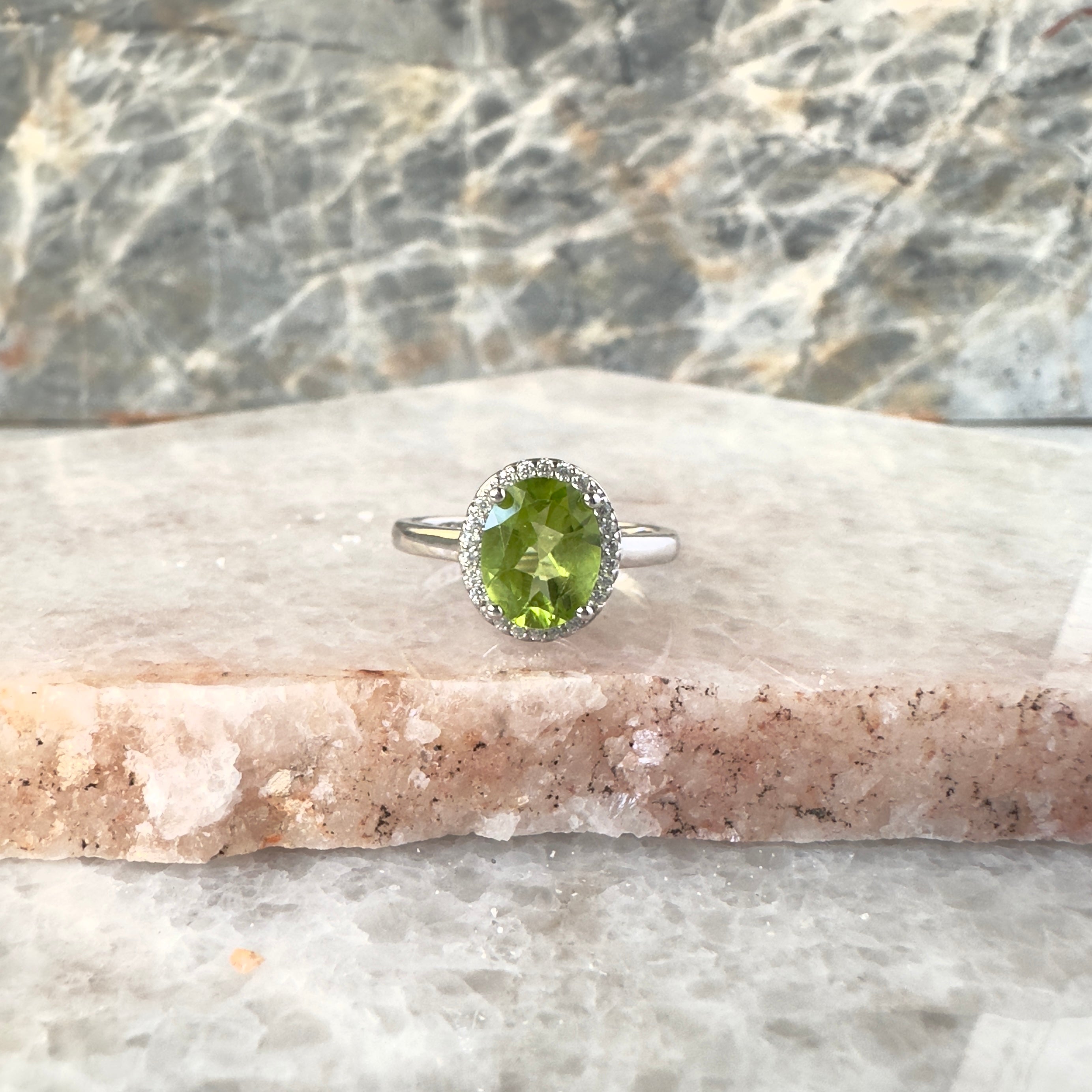 Anillo de plata con peridoto natural y circonias