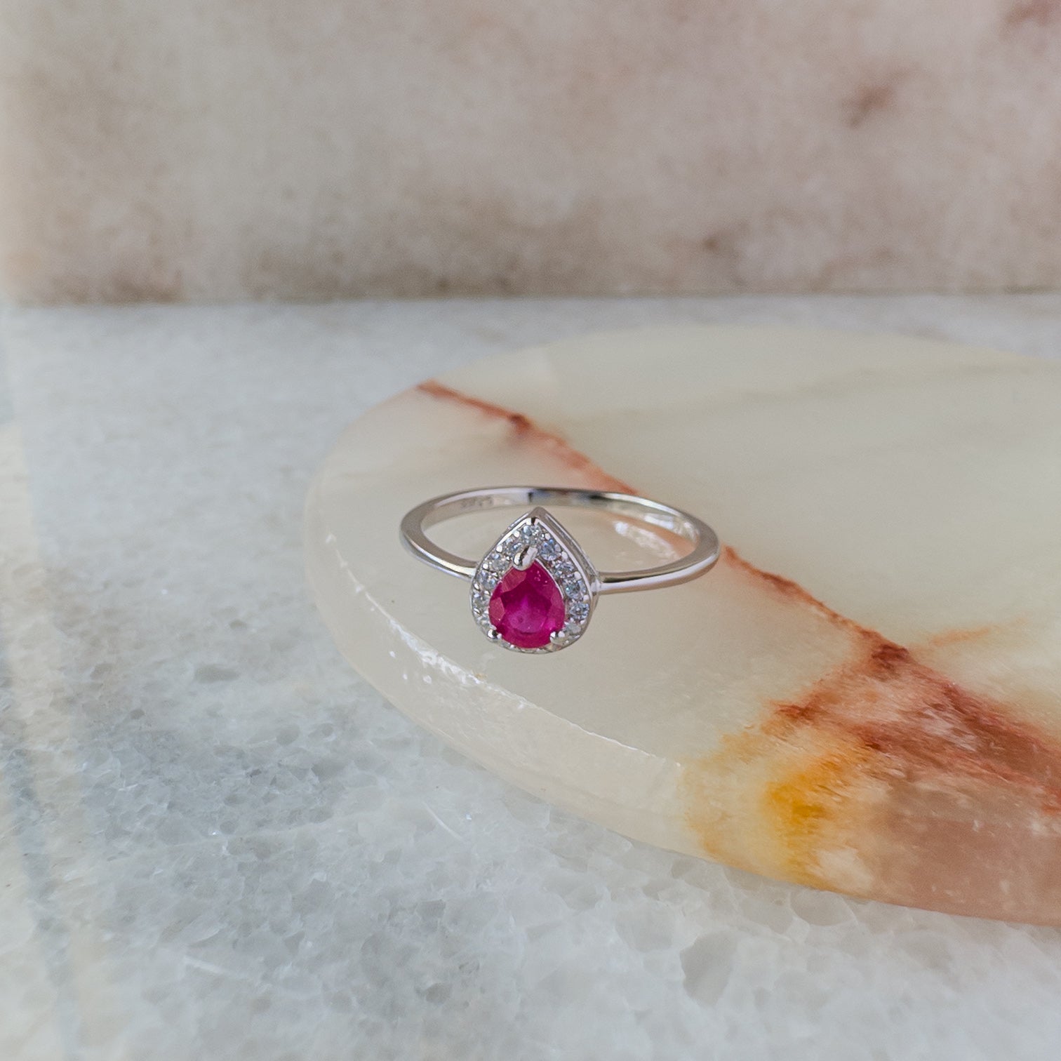 Anillo de plata en forma de gota con rubí natural y halo de circonias
