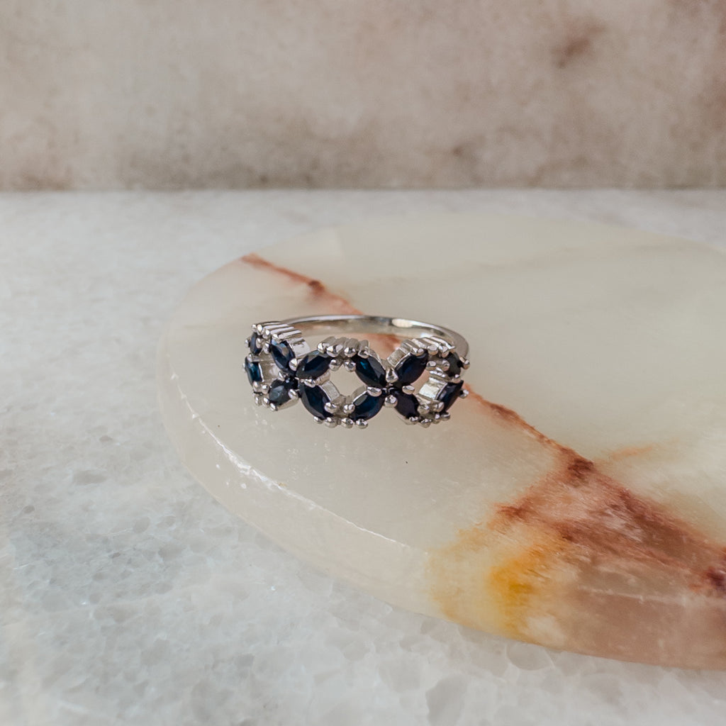 Anillo de plata en forma de flores con zafiros naturales
