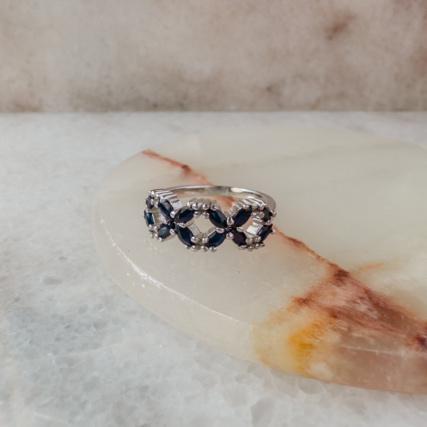 Anillo de plata en forma de flores con zafiros naturales