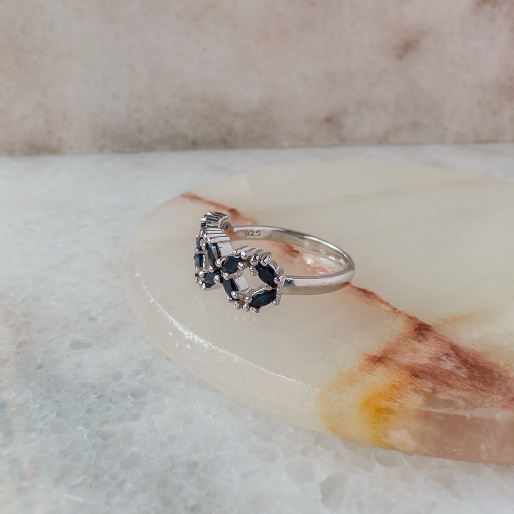 Anillo de plata en forma de flores con zafiros naturales