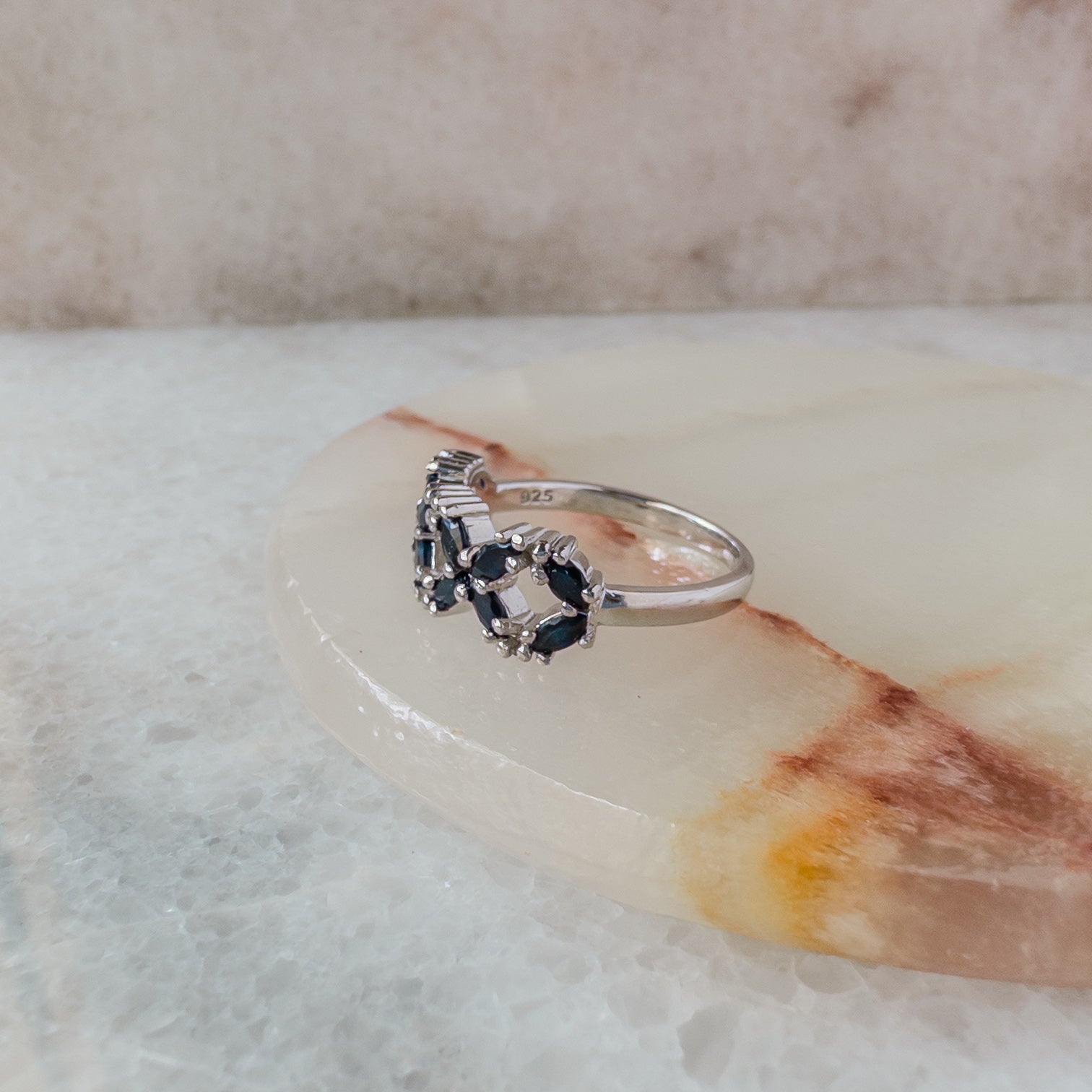 Anillo de plata en forma de flores con zafiros naturales