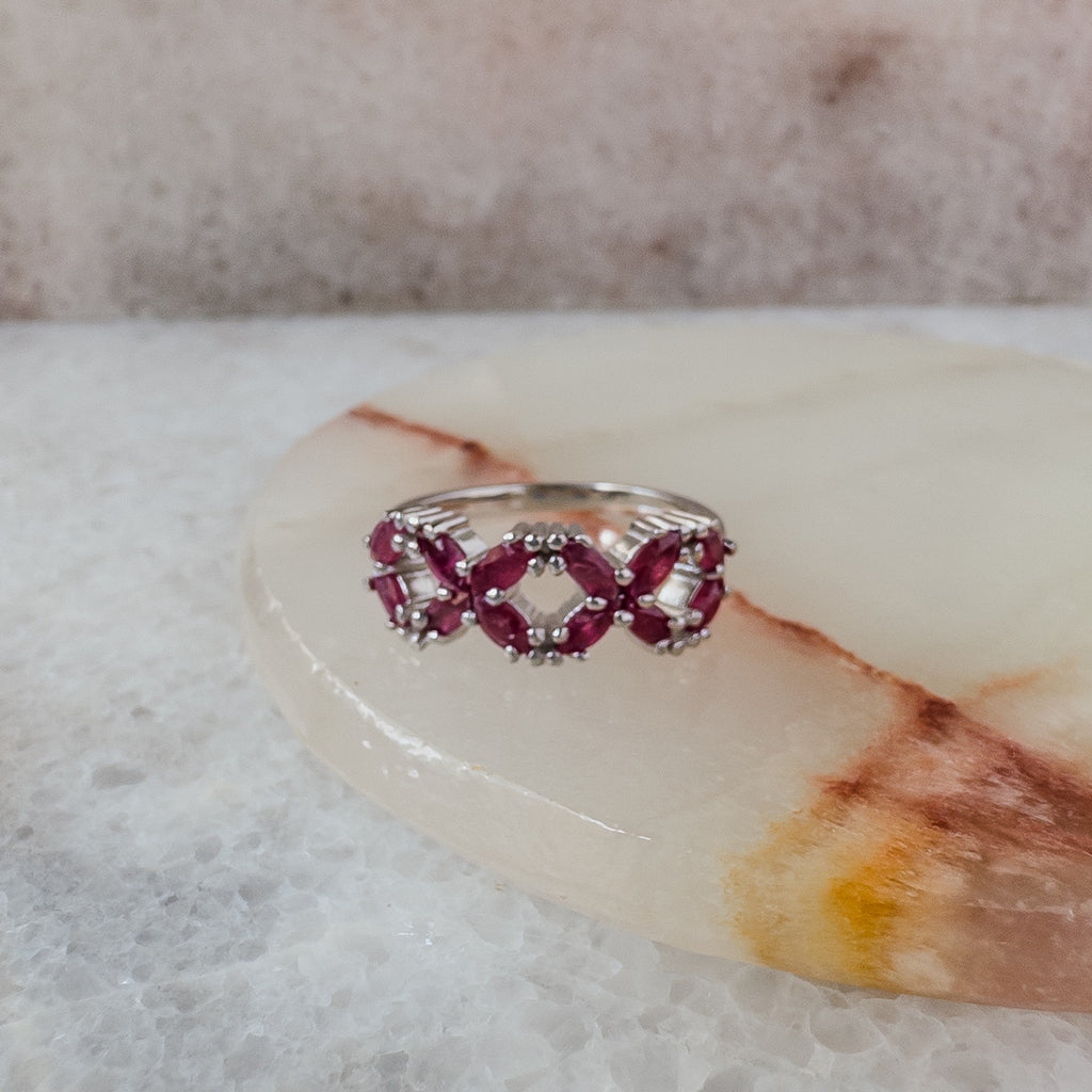 Anillo de plata en forma de flores con rubies naturales