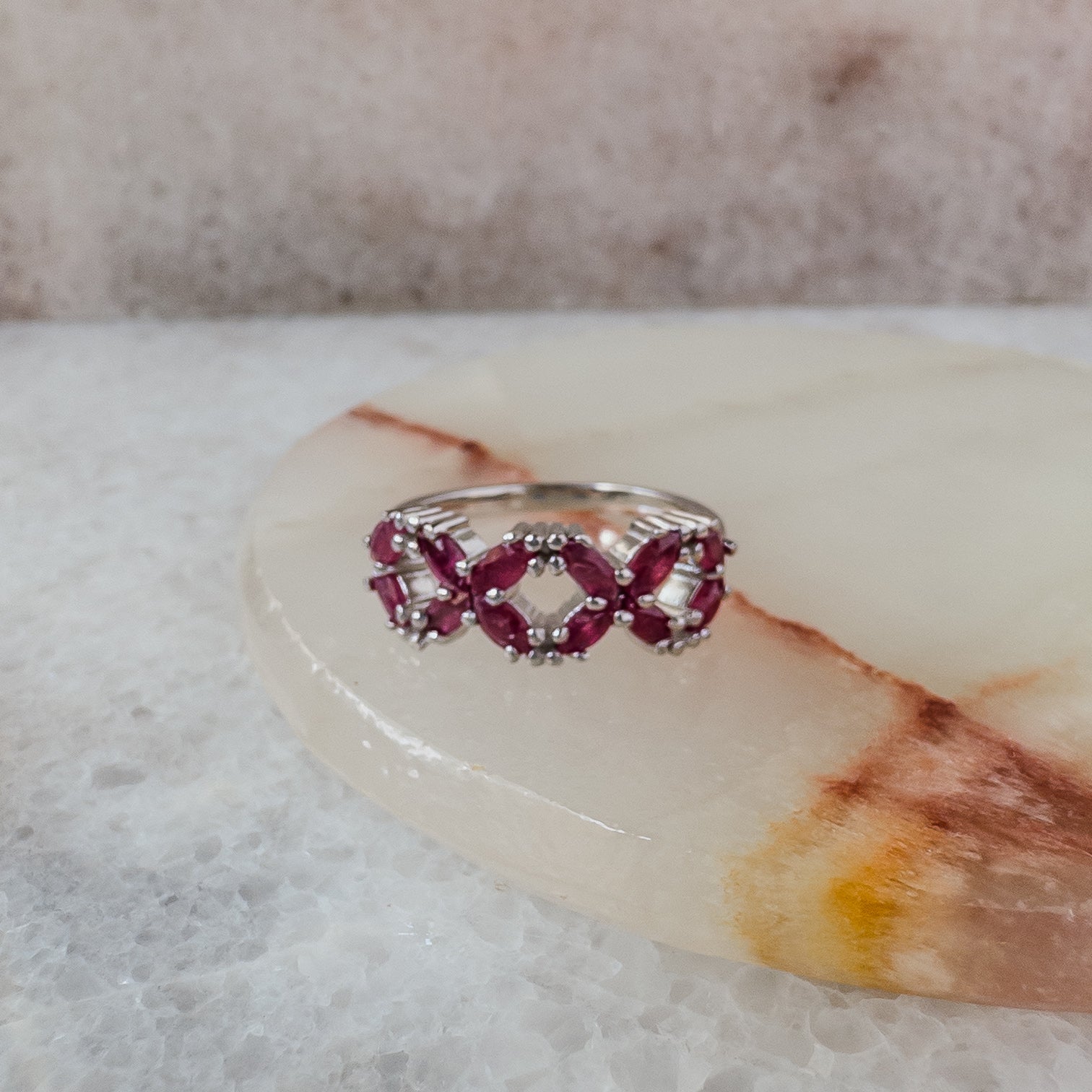 Anillo de plata en forma de flores con rubies naturales