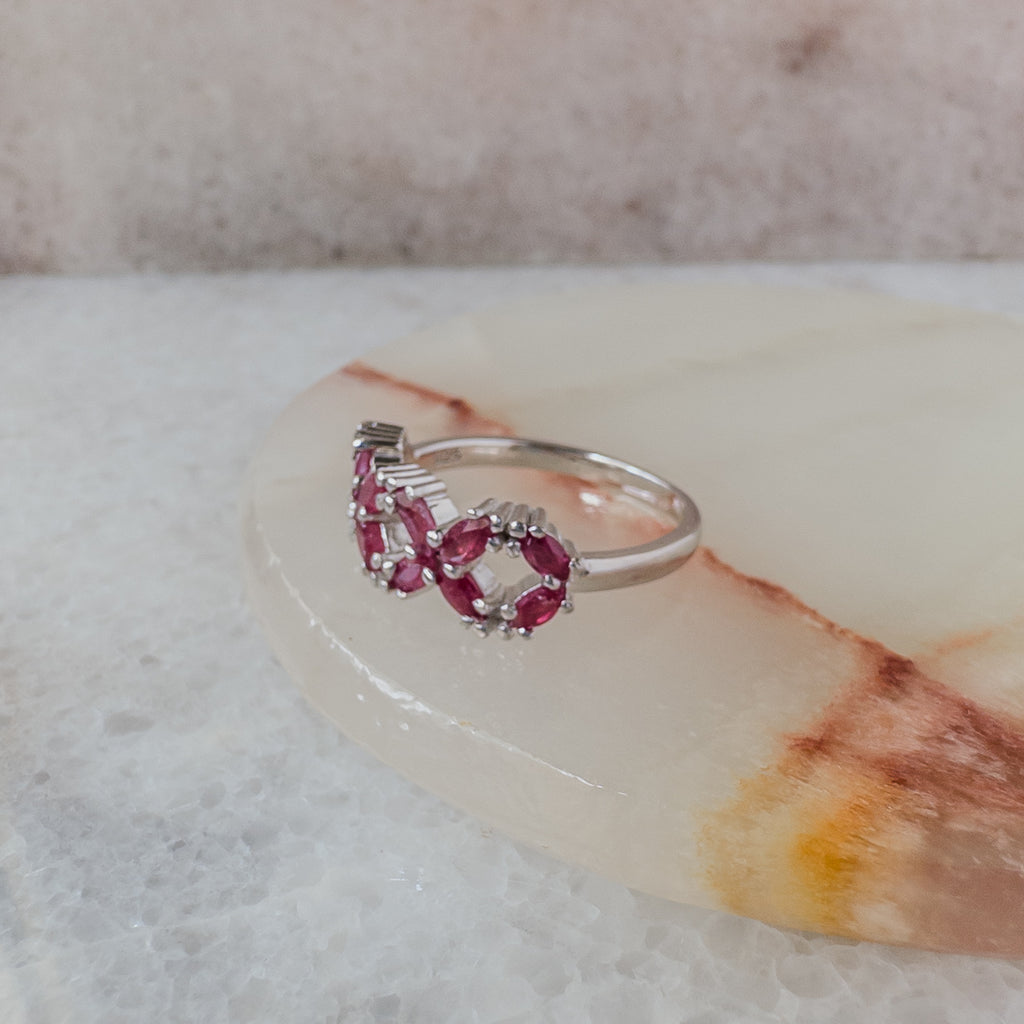 Anillo de plata en forma de flores con rubies naturales