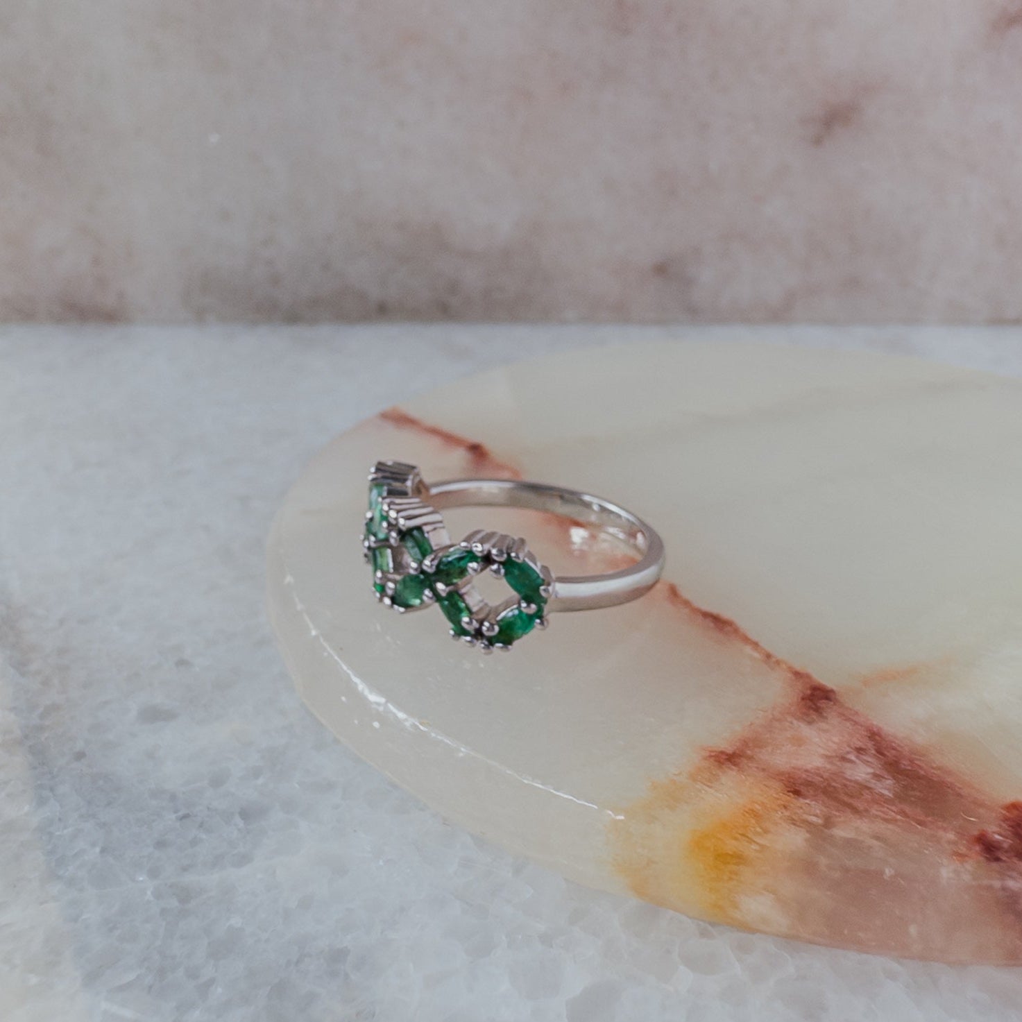 Anillo de plata en forma de flores con esmeraldas naturales