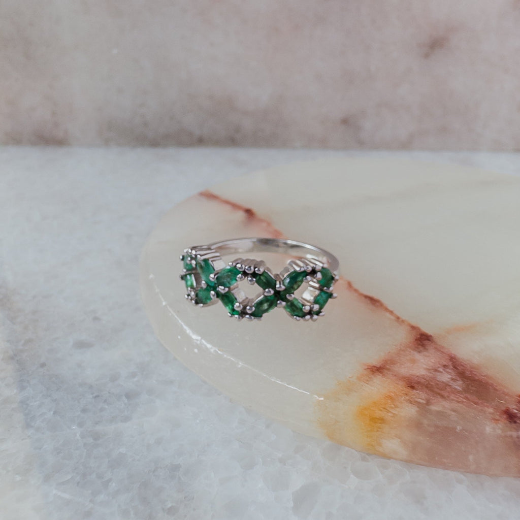 Anillo de plata en forma de flores con esmeraldas naturales