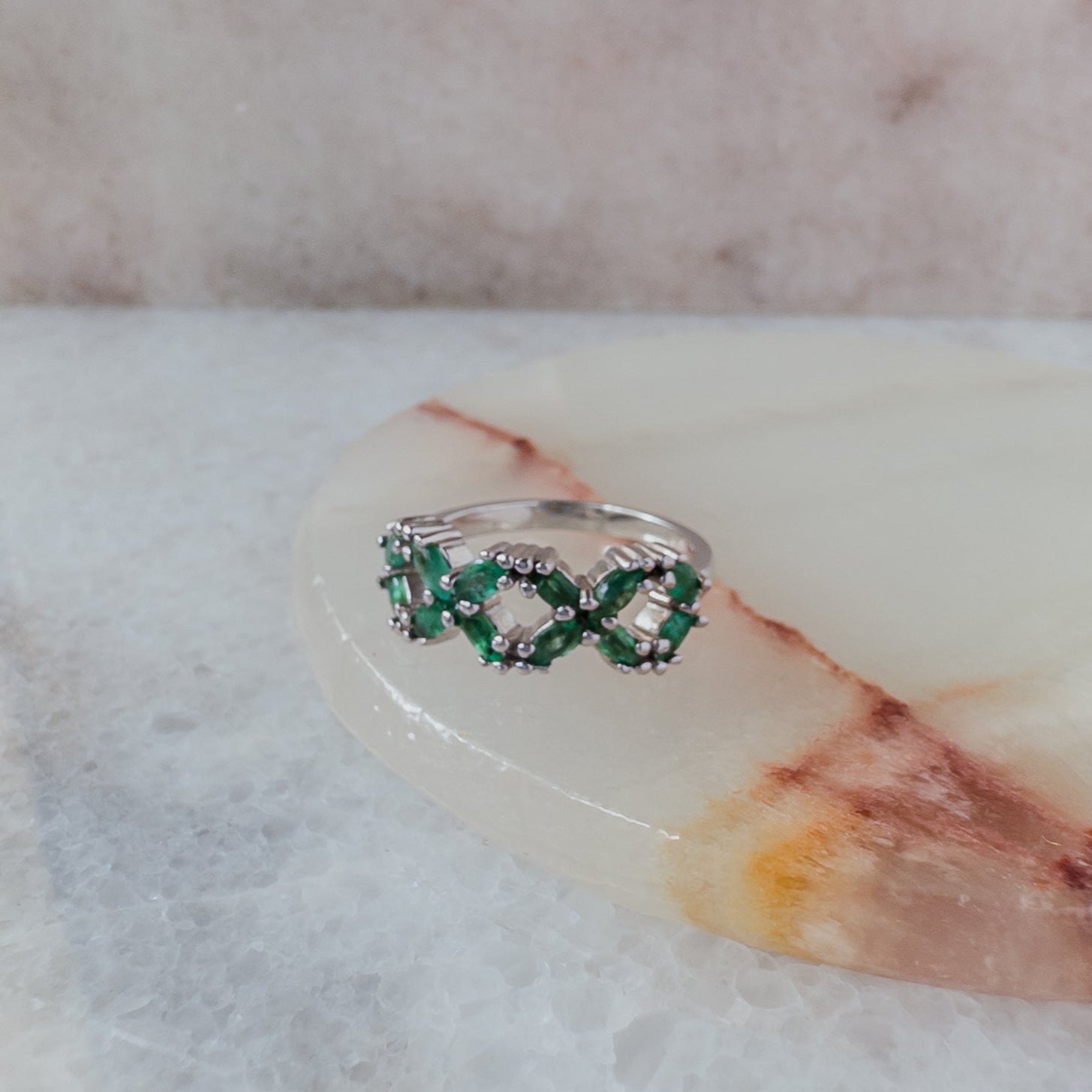 Anillo de plata en forma de flores con esmeraldas naturales