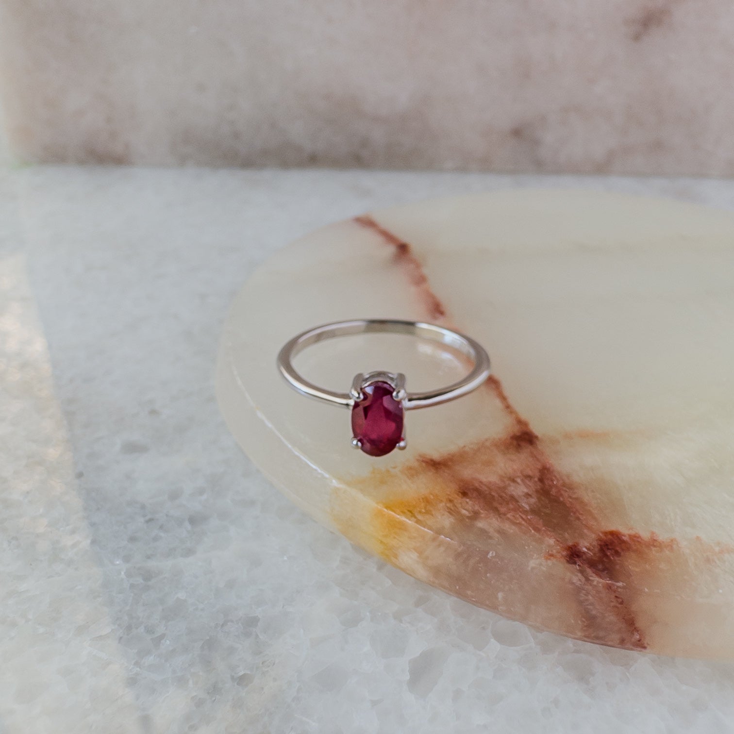 Anillo solitario de plata en forma oval con rubí natural